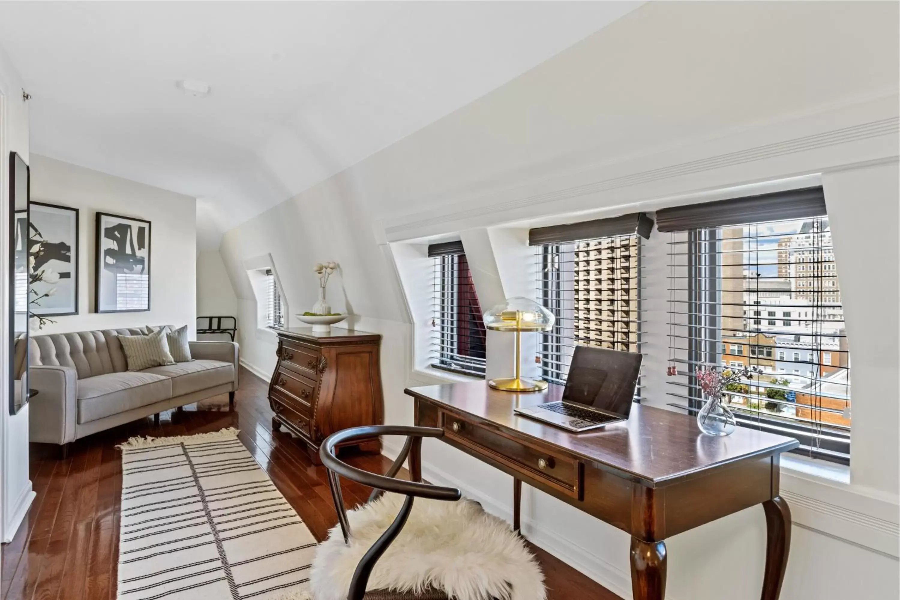 Living room, TV/Entertainment Center in Brexton Hotel