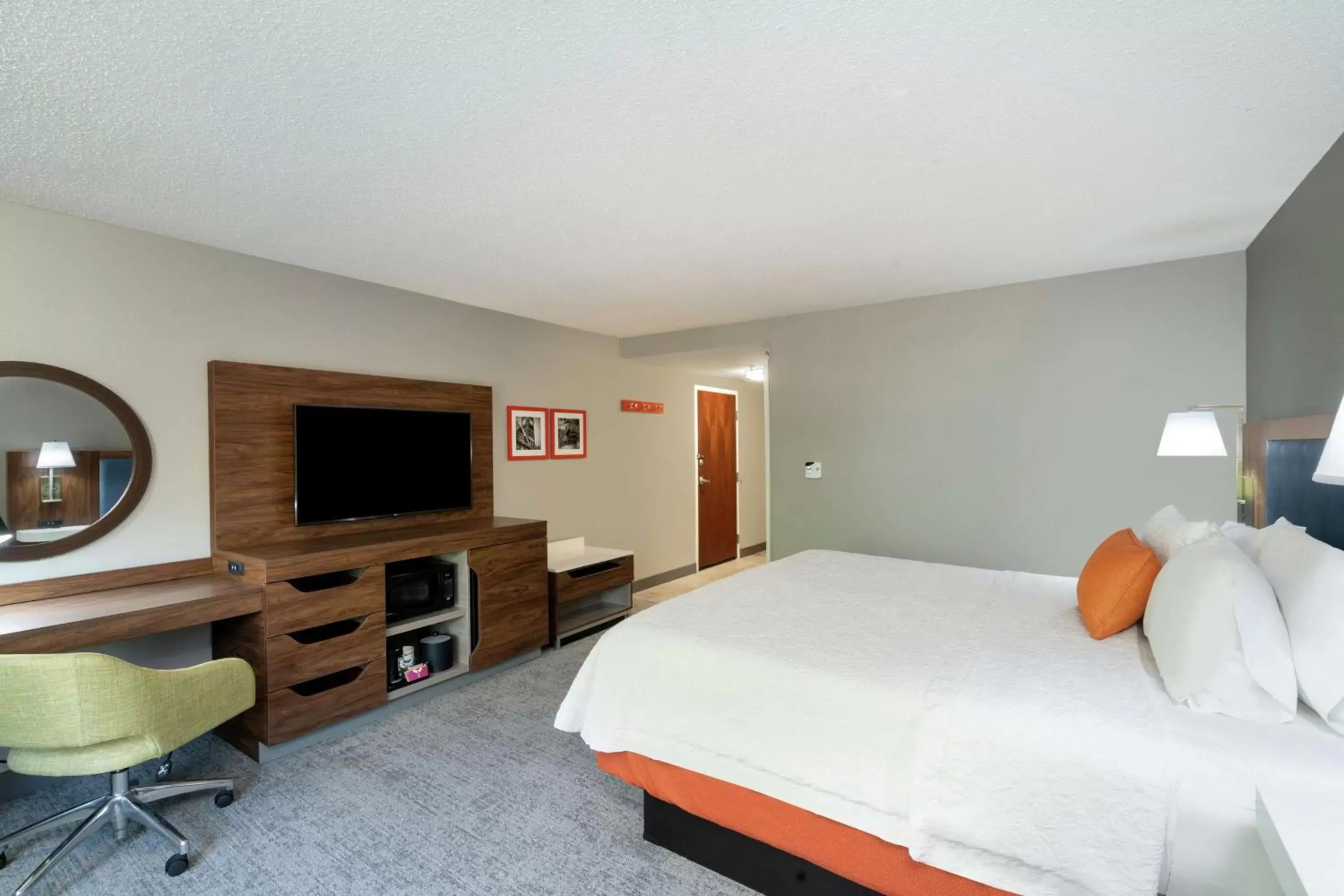 Bedroom, TV/Entertainment Center in Hampton Inn & Suites Opelika-I-85 Auburn Area