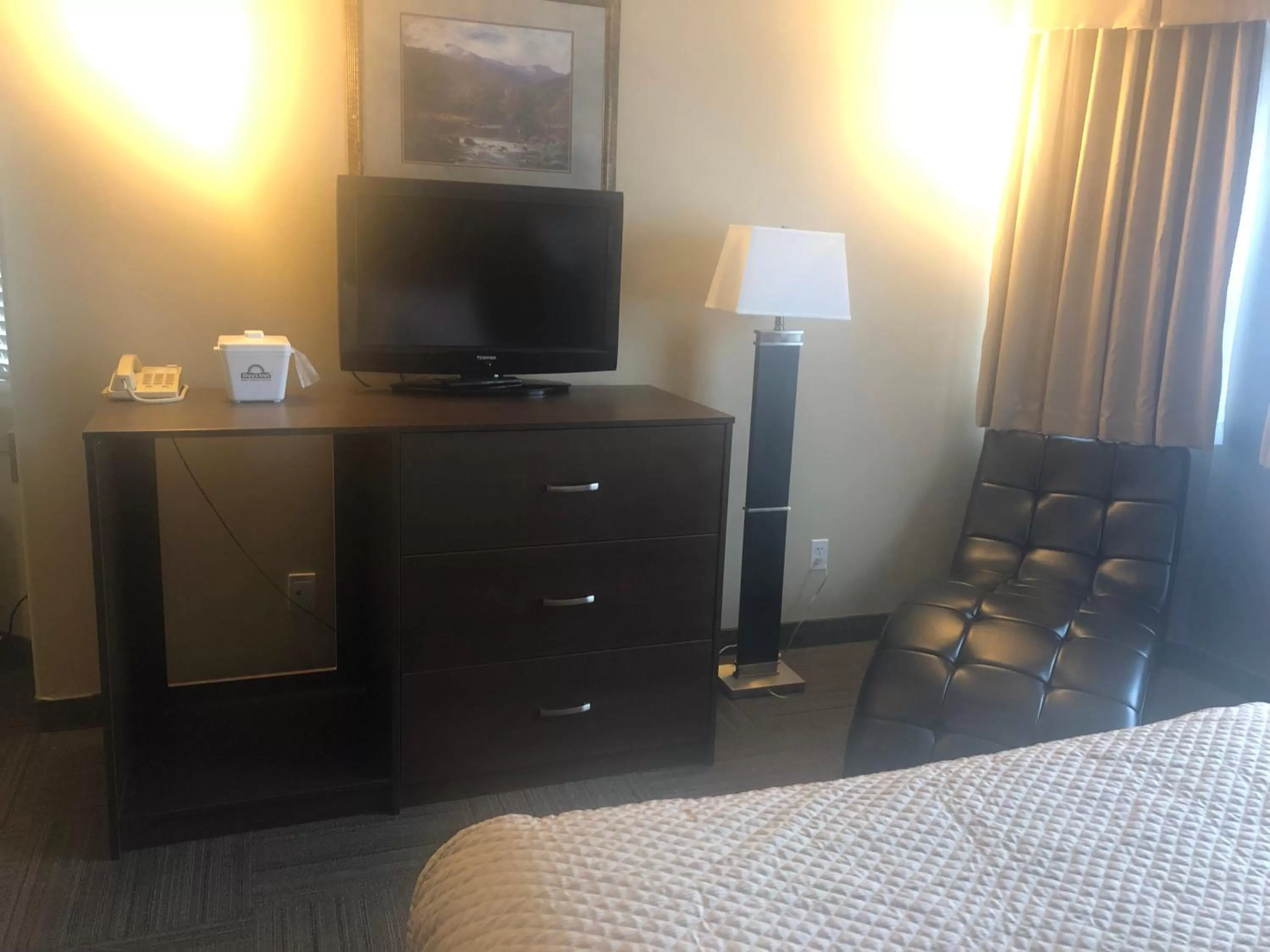 TV and multimedia, Bed in Days Inn by Wyndham Hinton