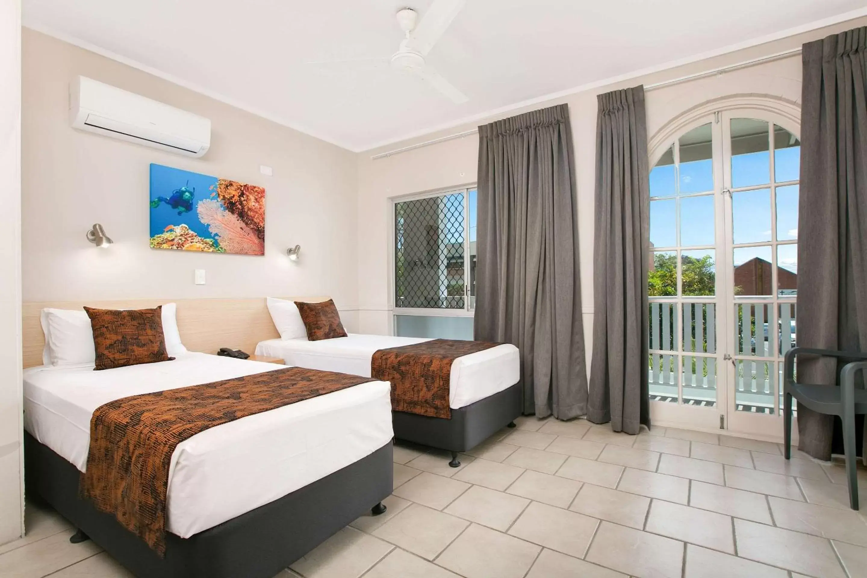 Photo of the whole room, Bed in Comfort Inn Cairns City
