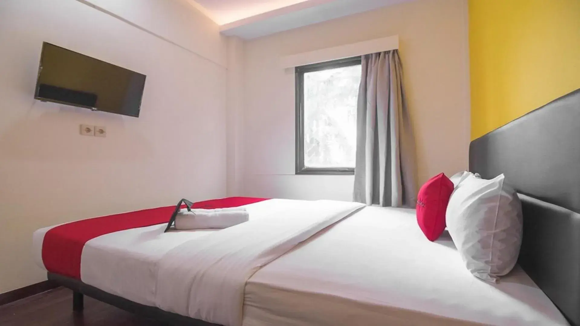 Bedroom, Bed in RedDoorz near ITC Mangga Dua