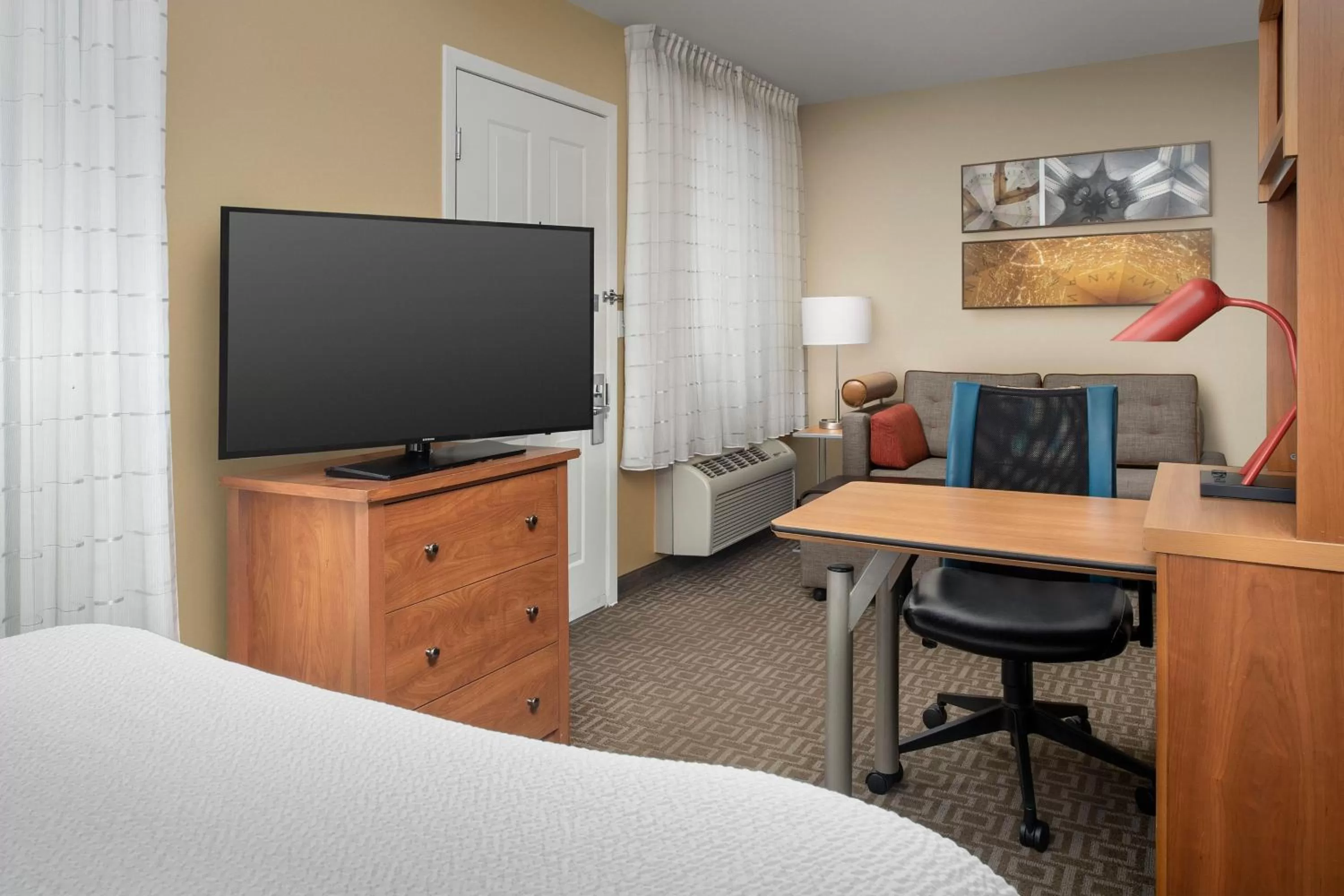 Photo of the whole room, Bed in TownePlace Suites by Marriott Portland Hillsboro