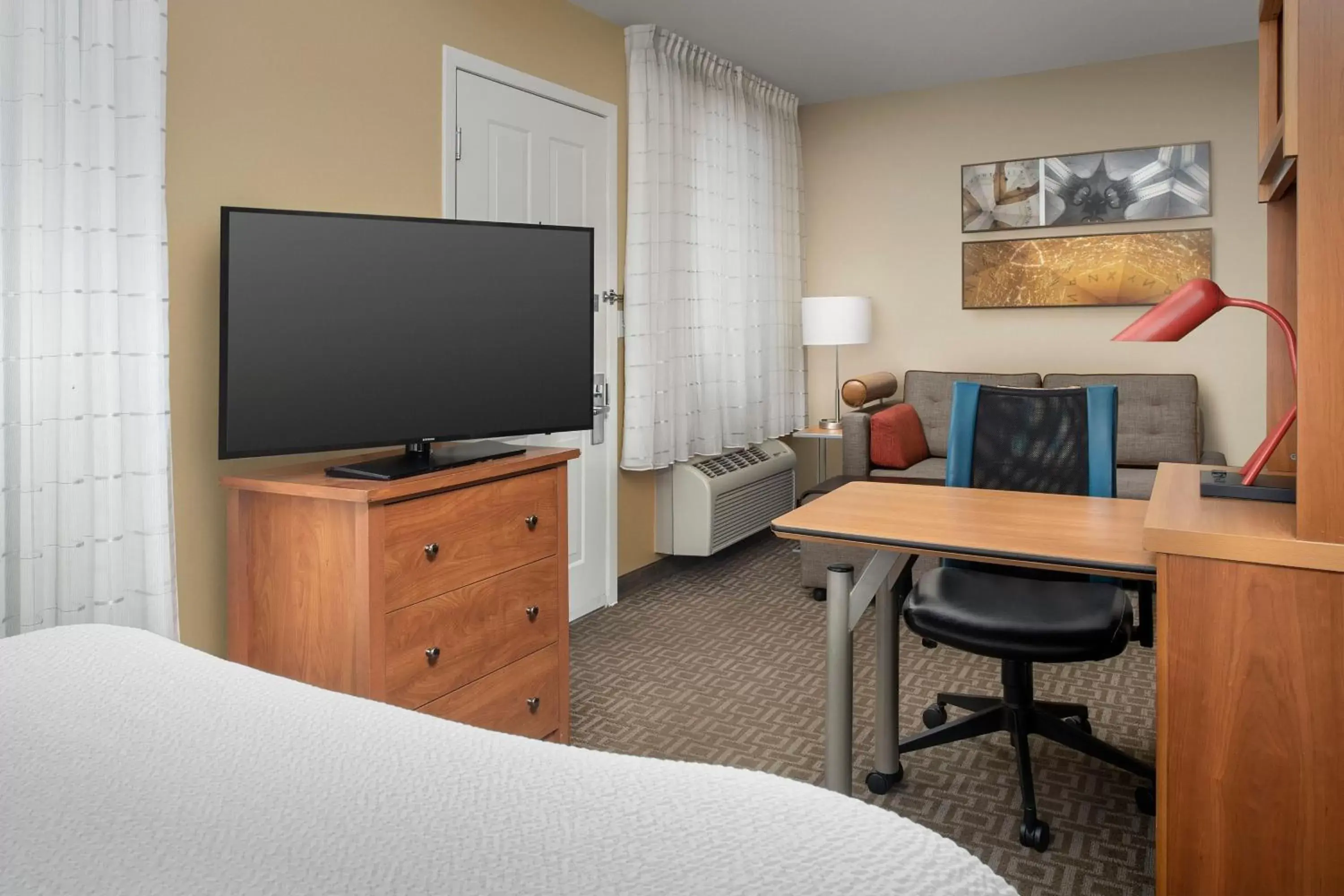 Photo of the whole room, TV/Entertainment Center in TownePlace Suites by Marriott Portland Hillsboro