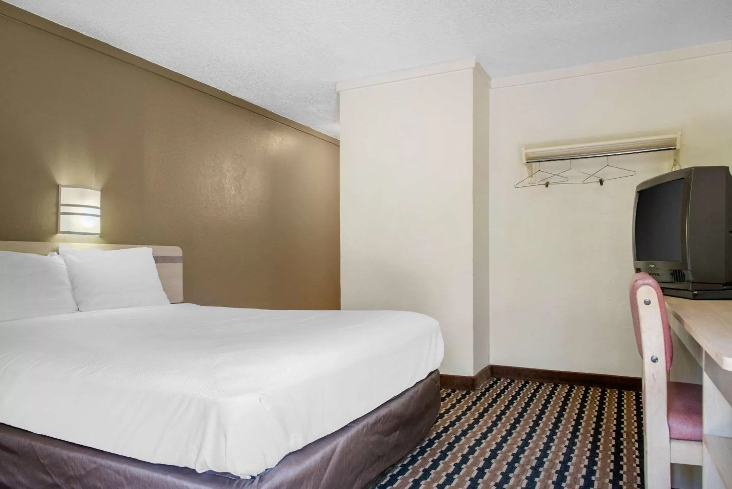 Photo of the whole room, Bed in Rodeway Inn Sharonville Photo of the whole room, Bed in Rodeway Inn Sharonville