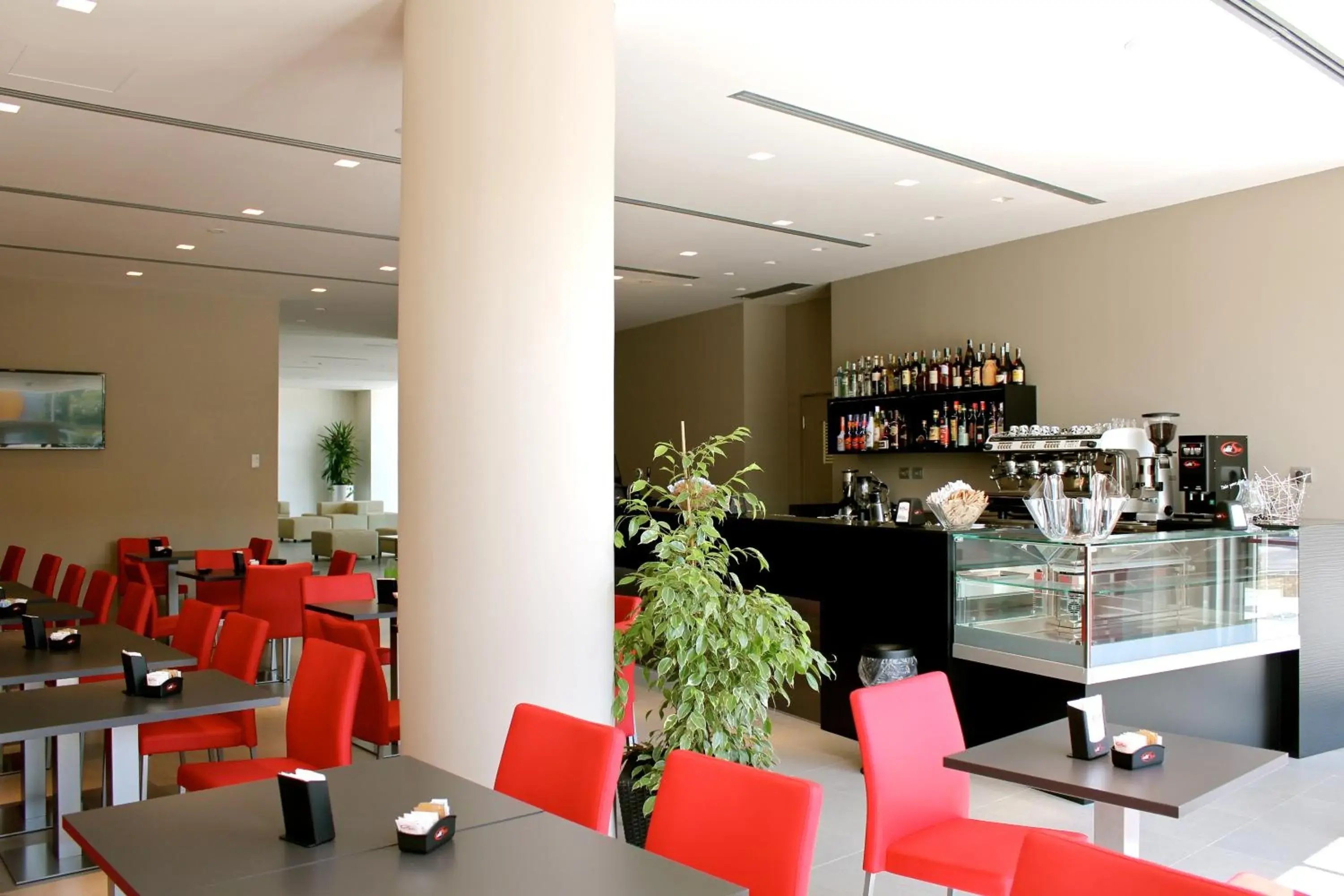 Lounge or bar, Restaurant/Places to Eat in Tag Hotel