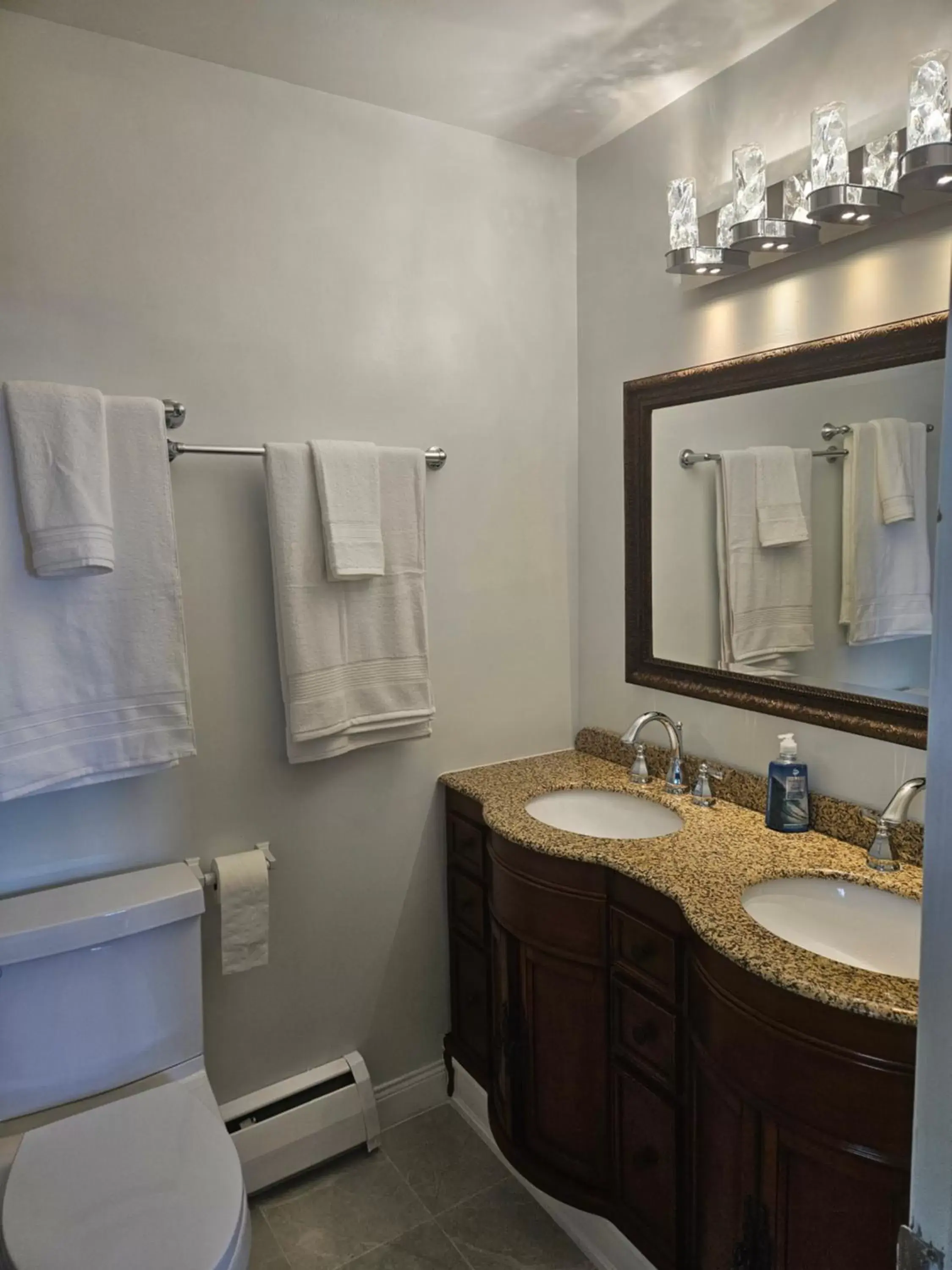 Bathroom in Sunflower Guest Suites