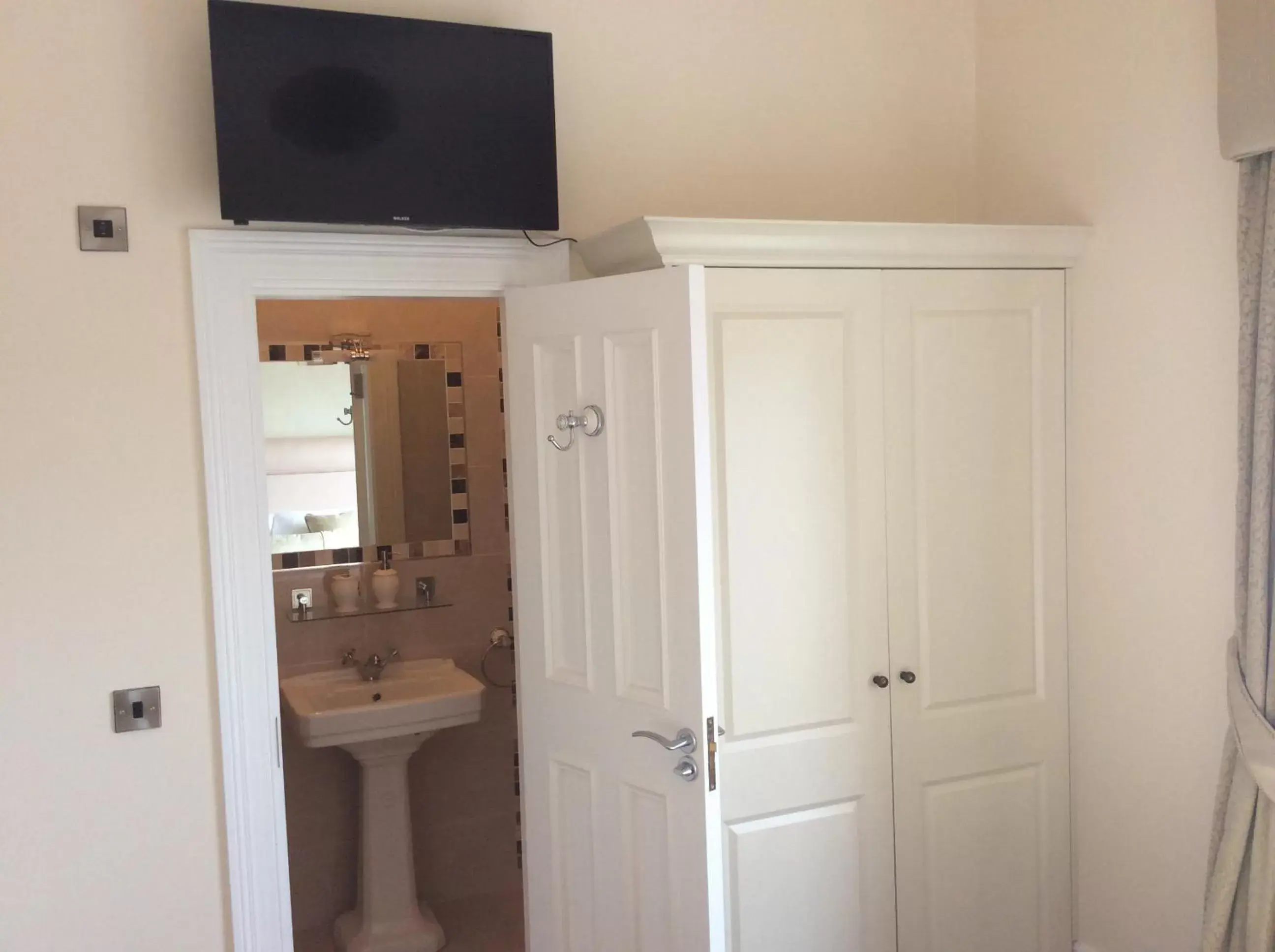 TV and multimedia, Bathroom in St Columbs House