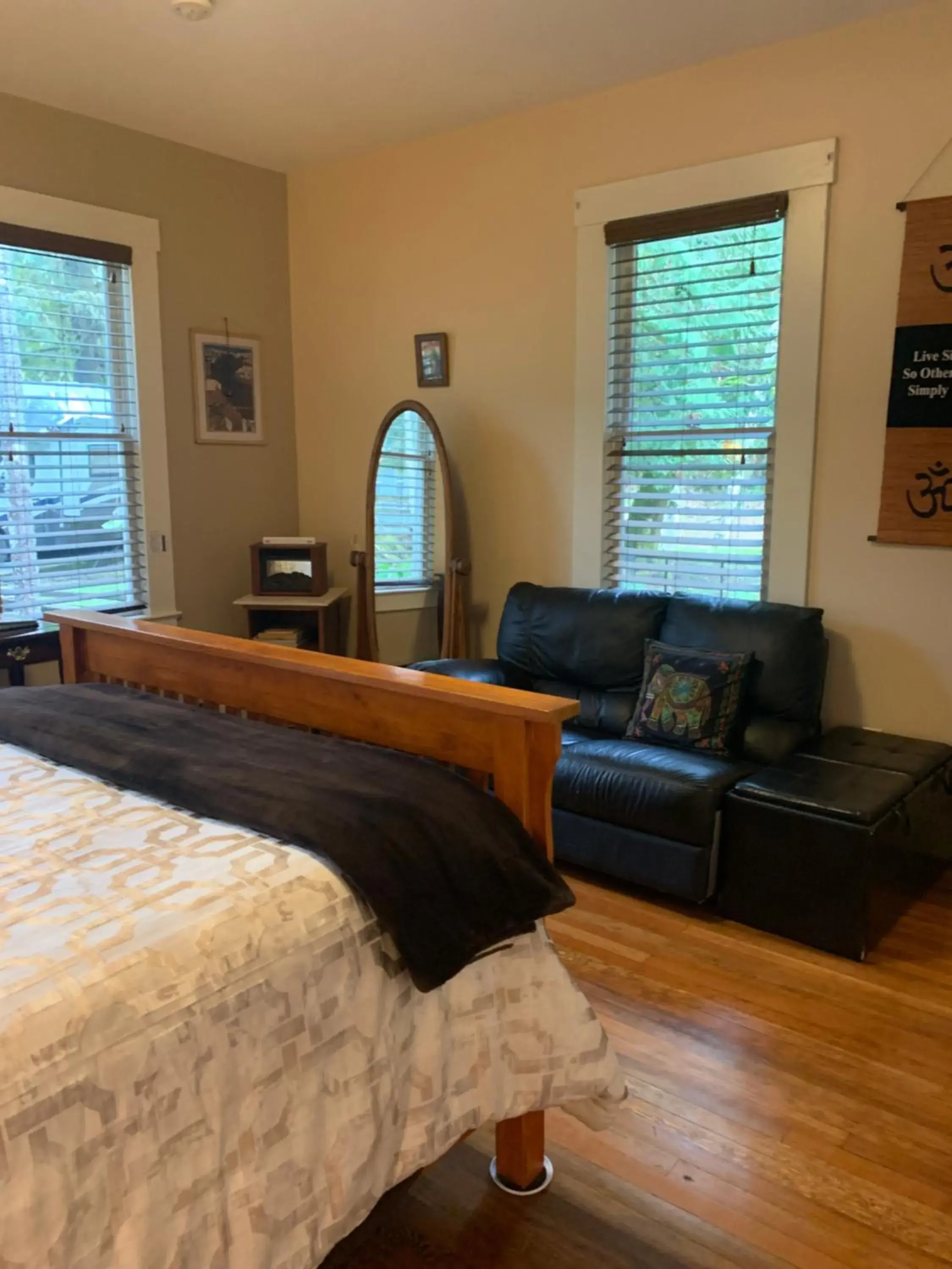 Bedroom, Seating Area in Mountain Meadows Inn