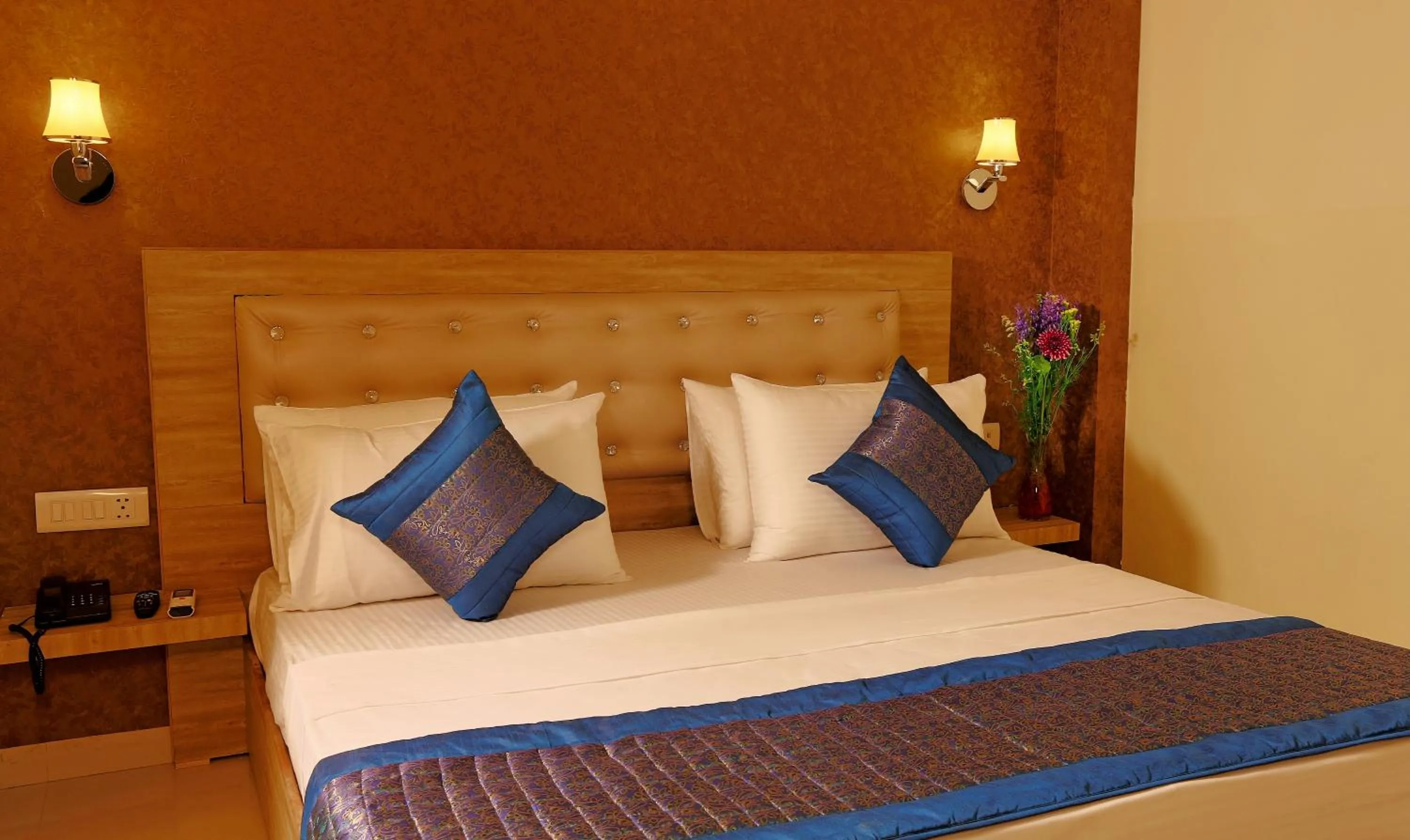 Shower, Bed in Hotel Aeroporto Nearest Landmark Aerocity delhi