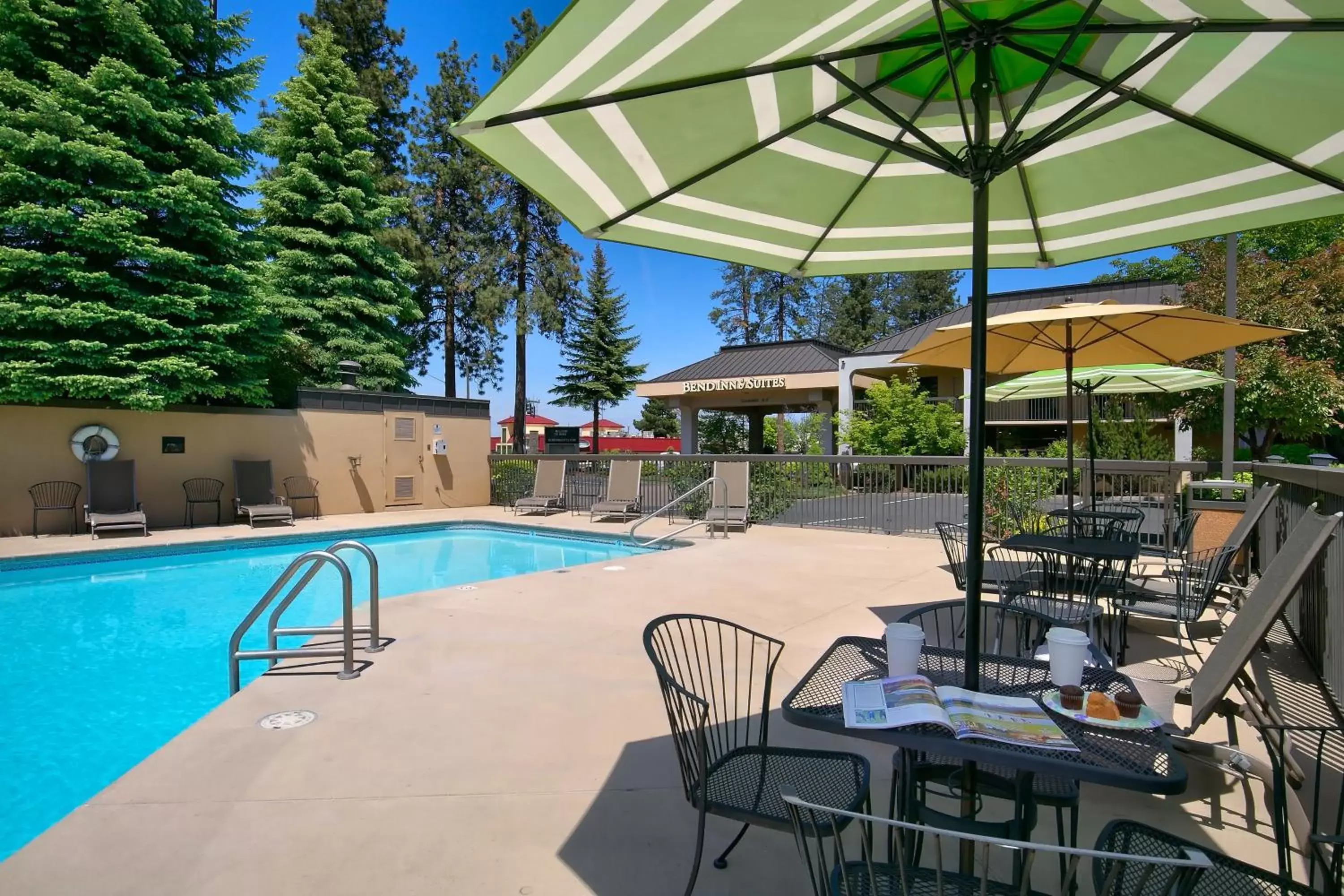 Swimming pool, Patio/Outdoor Area in Red Lion Inn & Suites Deschutes River - Bend