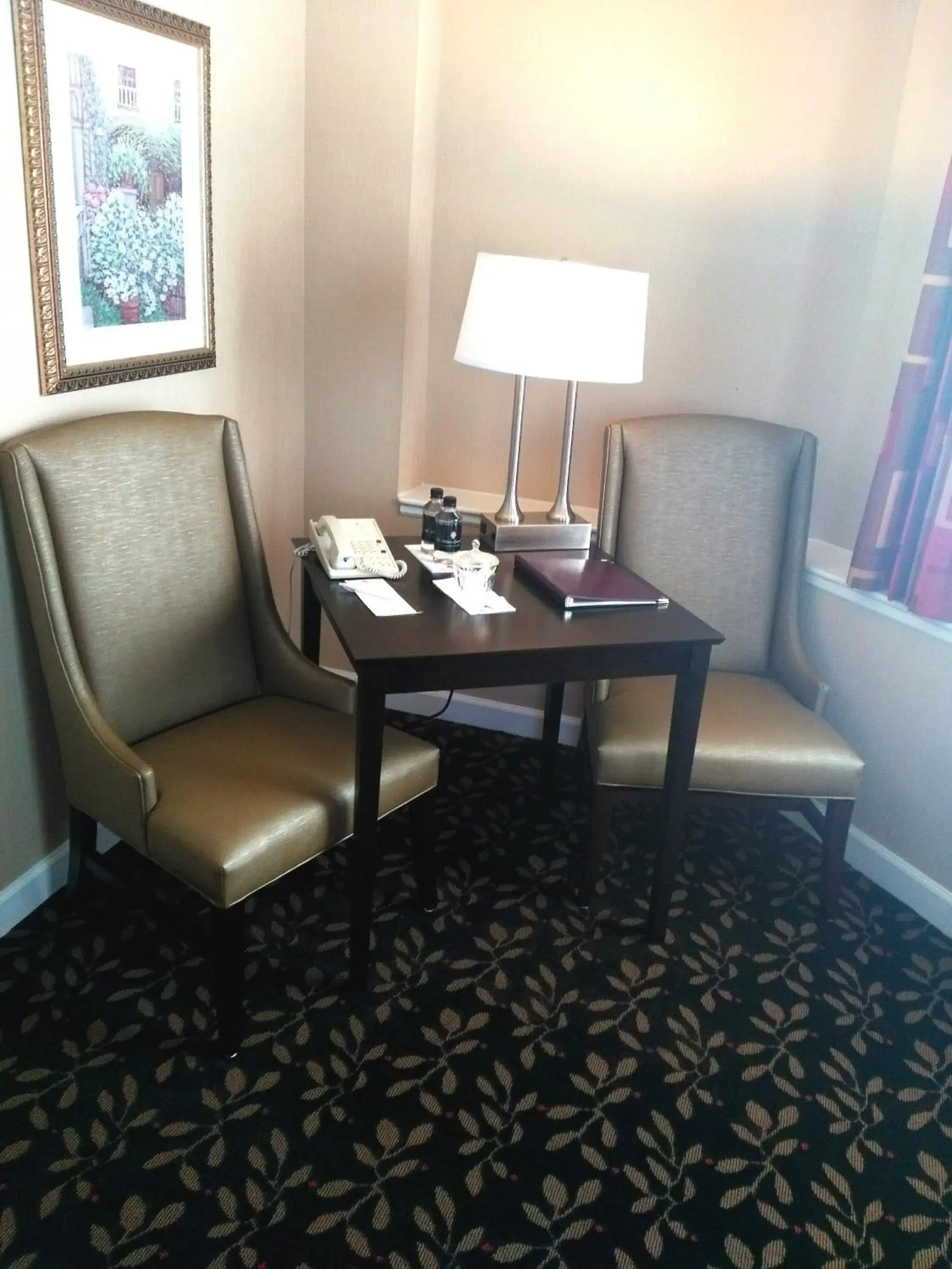 Living room, Seating Area in The Wilshire Grand Hotel