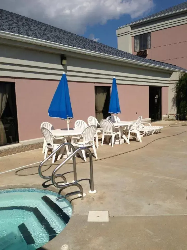 Patio, Swimming Pool in Prime Inn & Suites Poteau