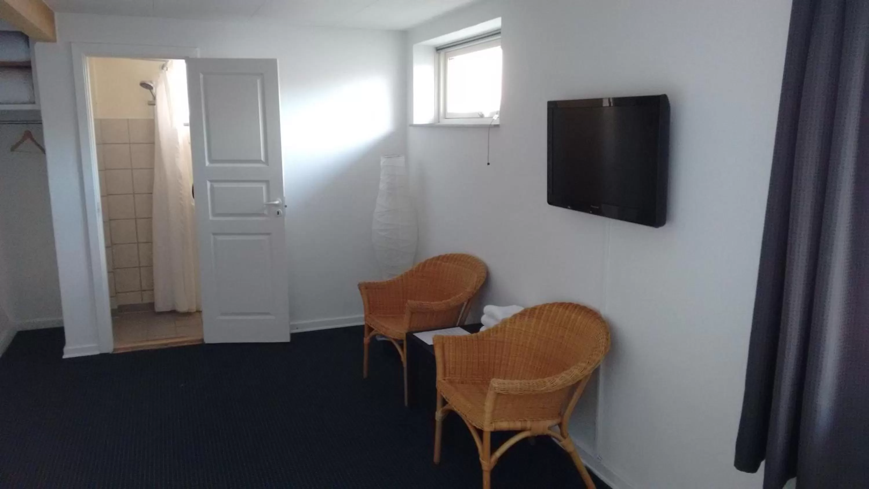 Seating area, TV/Entertainment Center in Herman Bang Bed and Breakfast