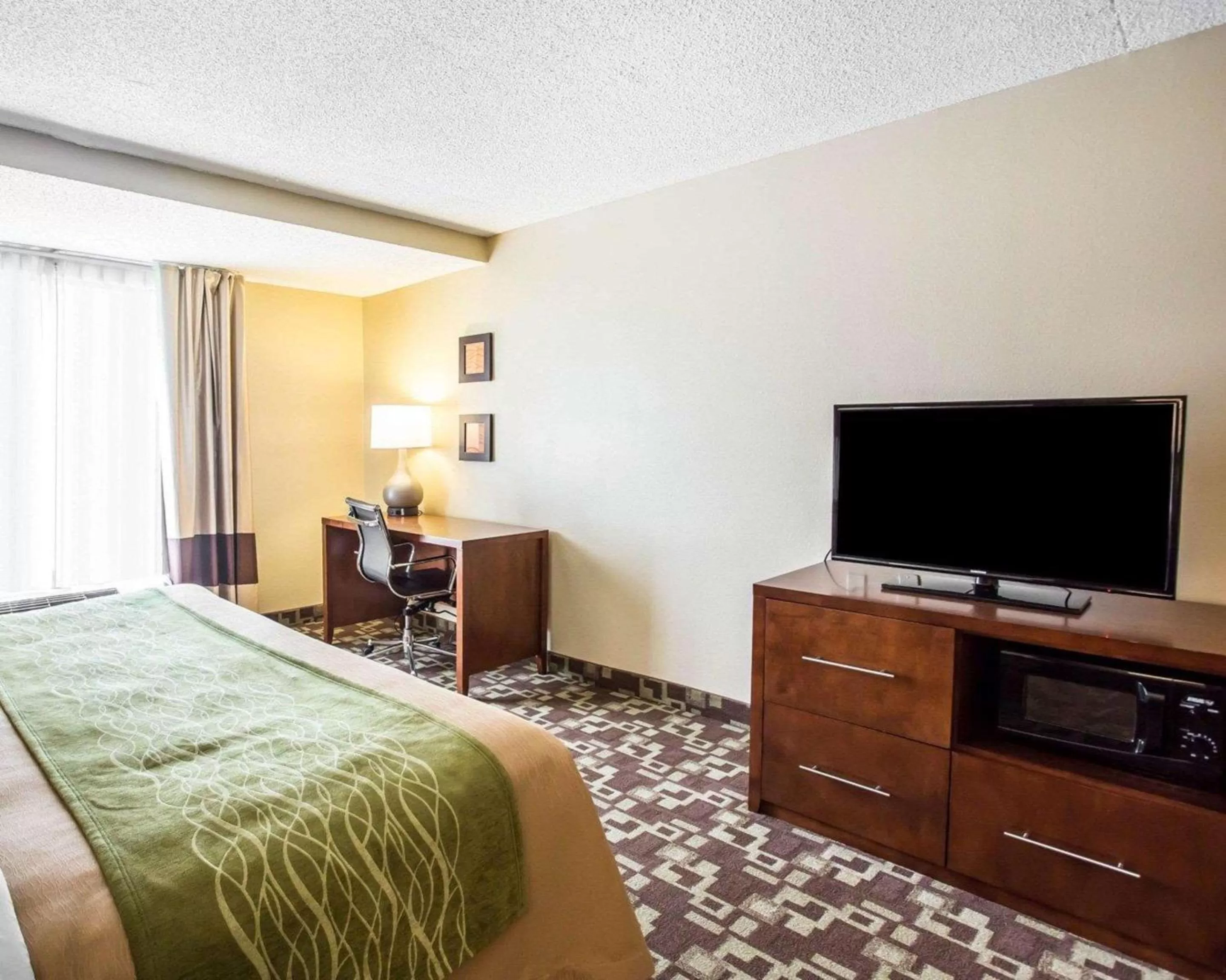 Photo of the whole room, Bed in Comfort Inn & Suites Walterboro I-95