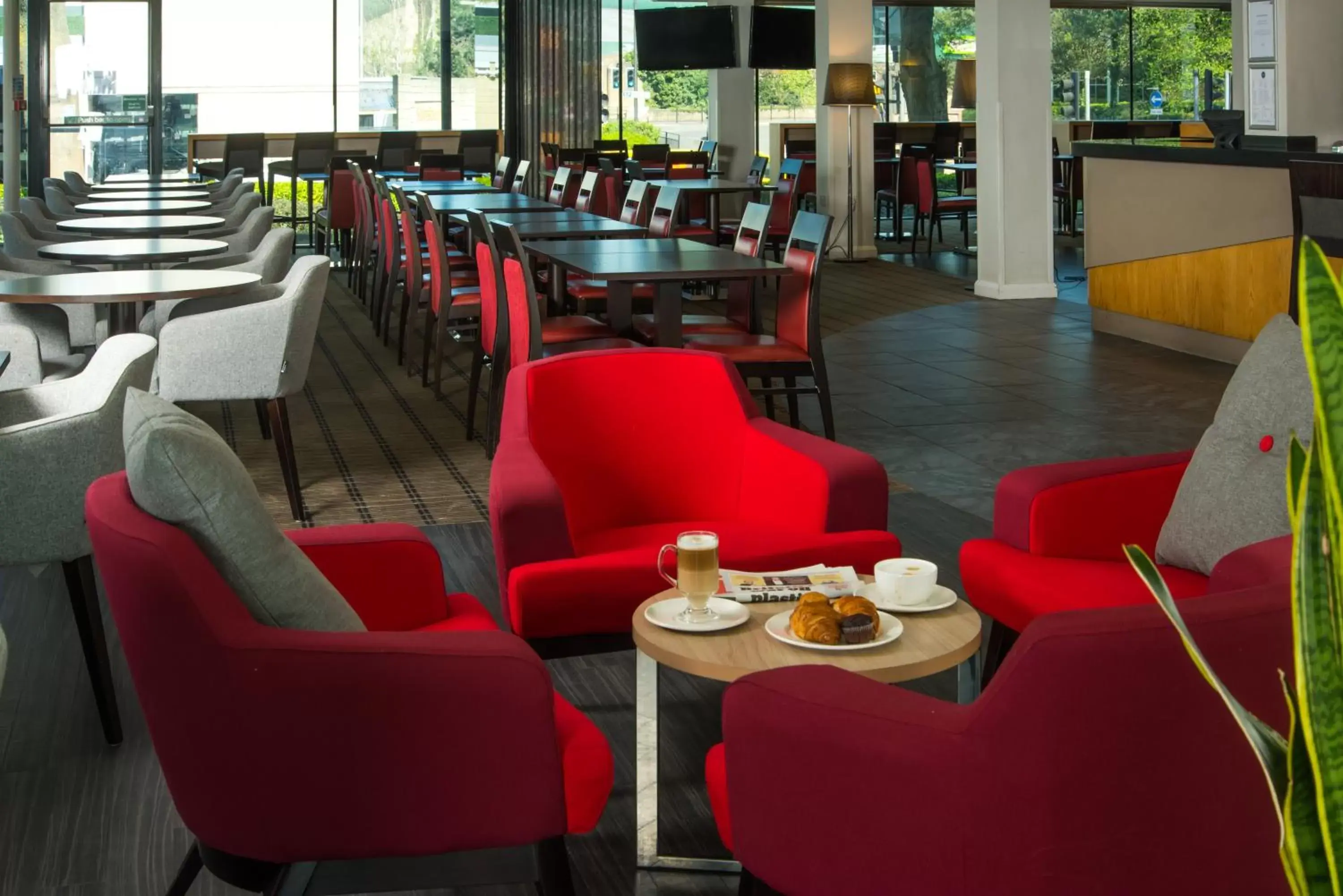 Lounge or bar, Restaurant/Places to Eat in Holiday Inn Express Bath, an IHG Hotel