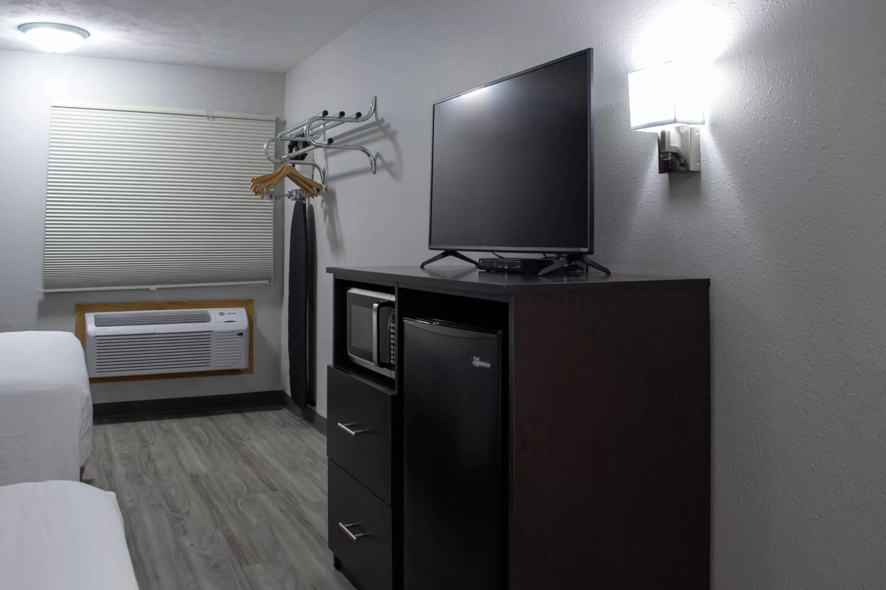 TV and multimedia, Bed in New Victorian Inn & Suites-Norfolk