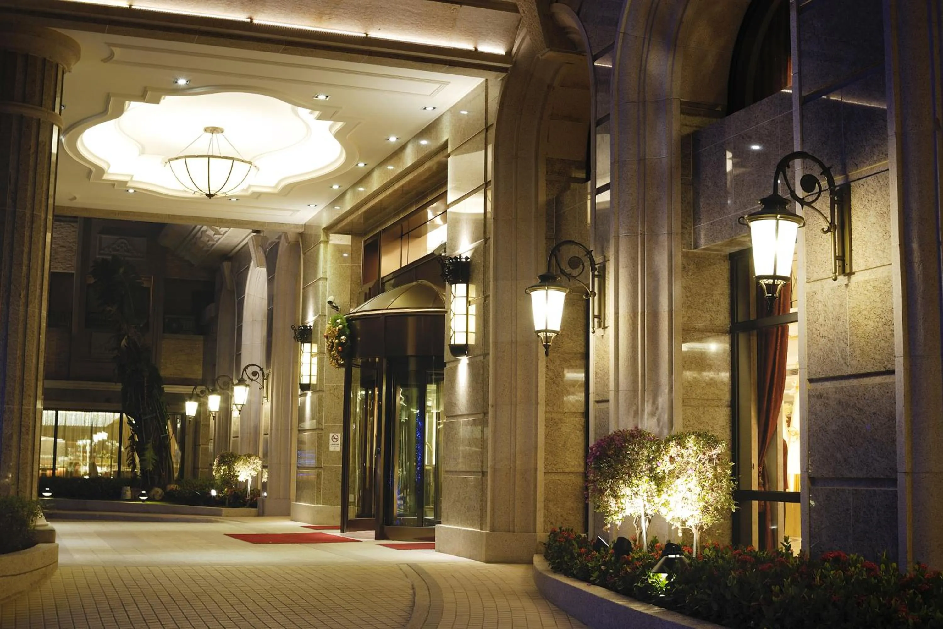 Facade/entrance in E-DA Skylark Hotel