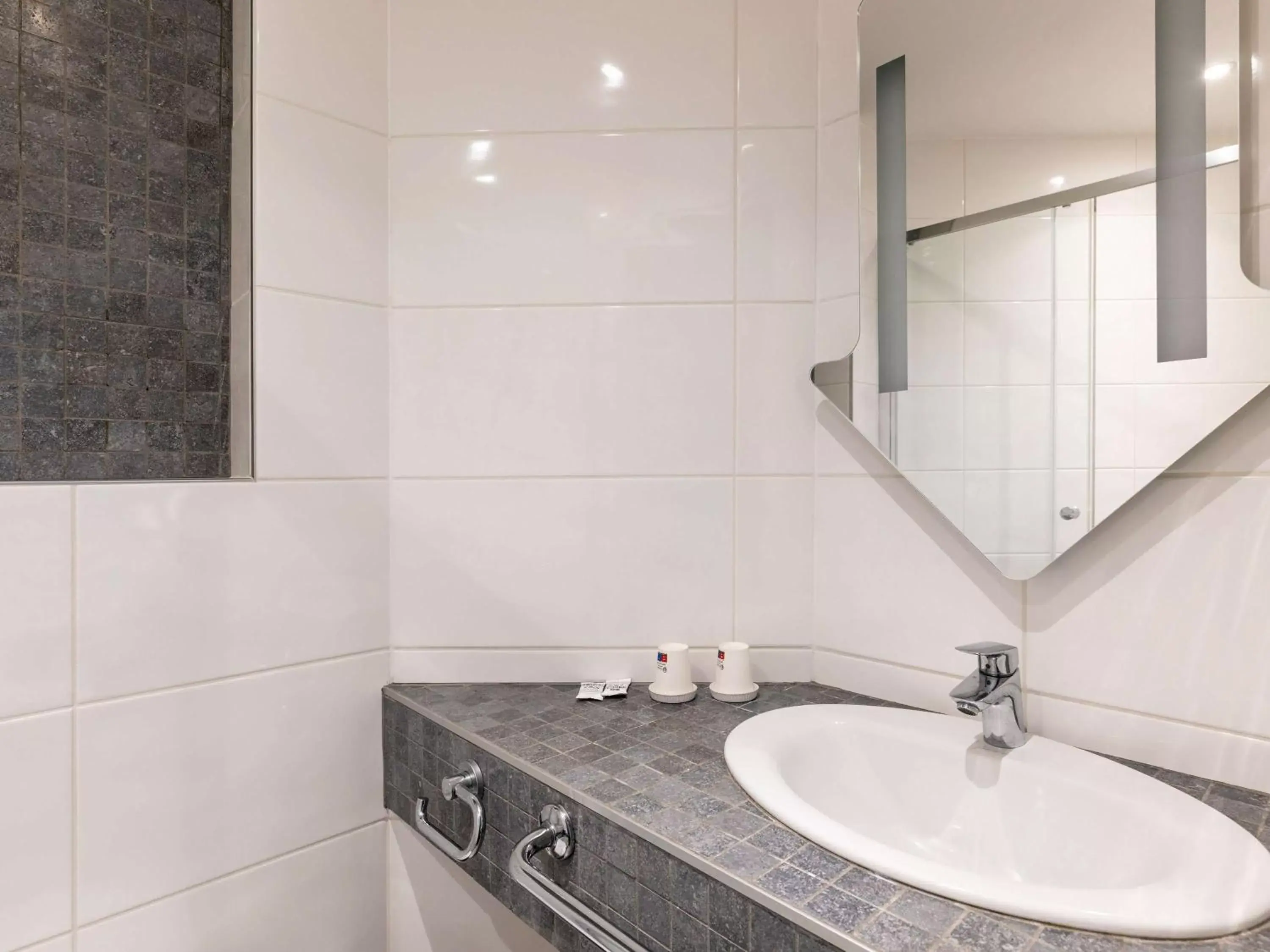 Bathroom in Ibis Budget Lyon Est Saint Quentin Fallavier