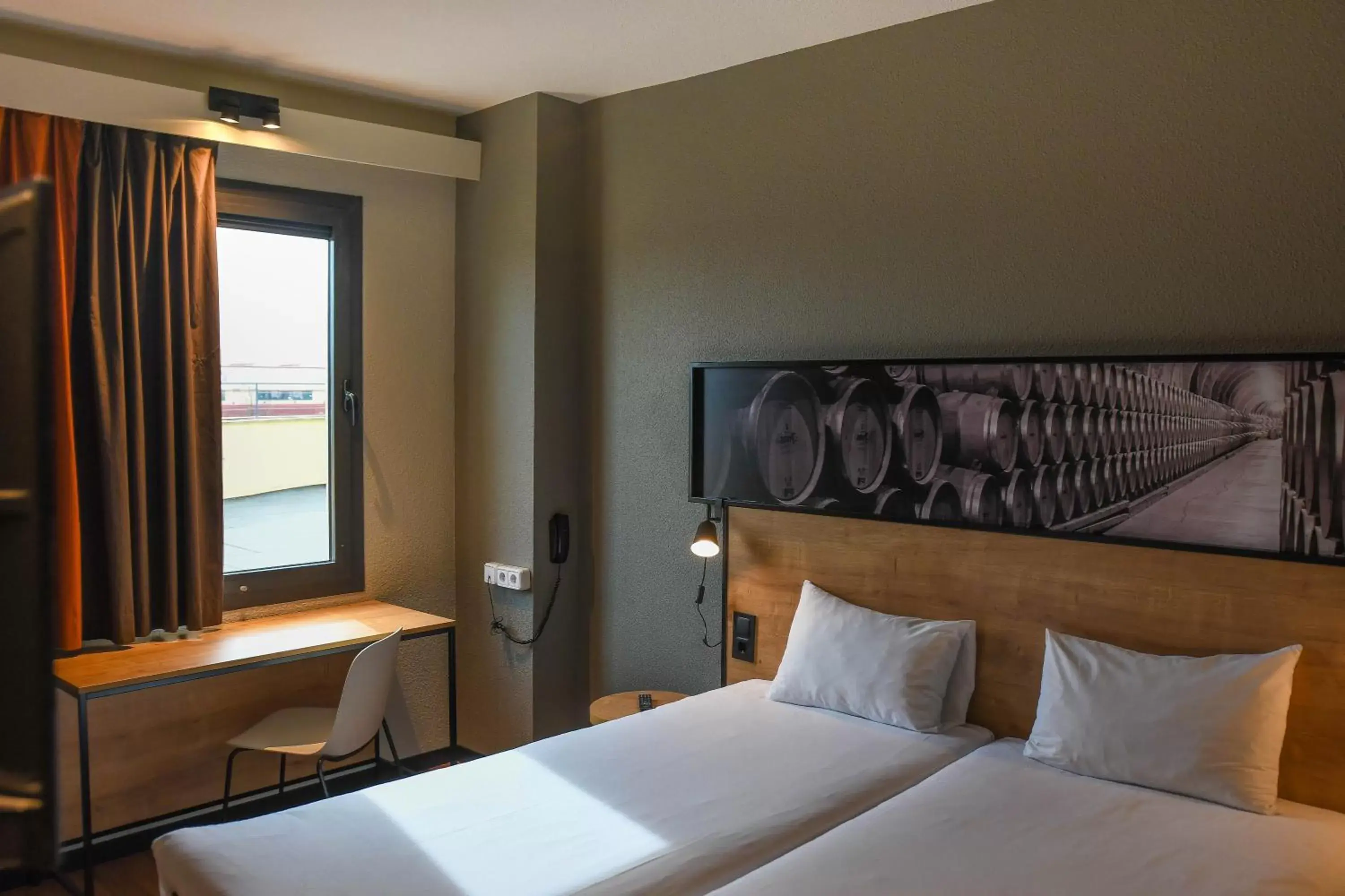 Bedroom, Bed in Ibis Valladolid