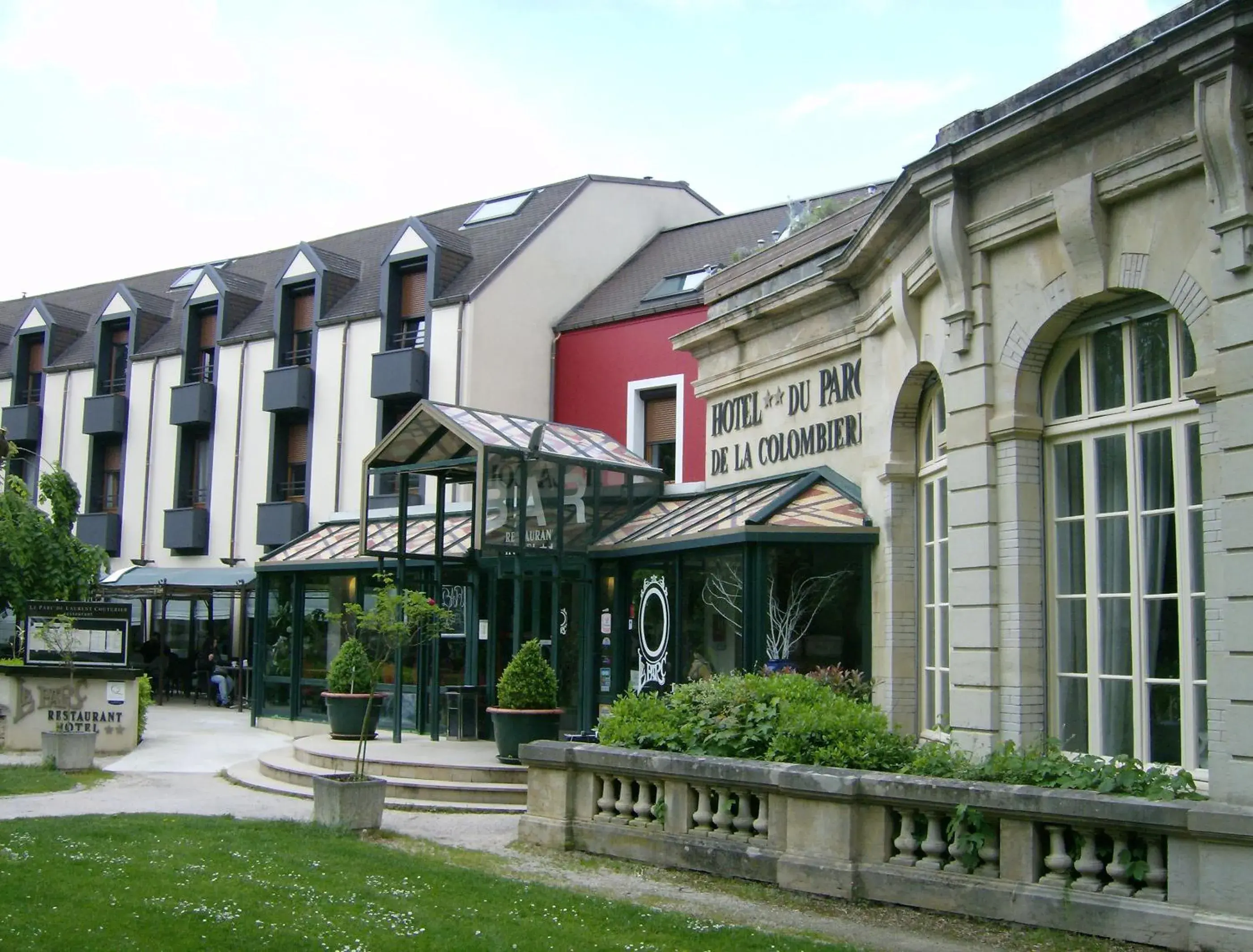 Facade/entrance, Property Building in Hôtel Restaurant Du Parc de la Colombière