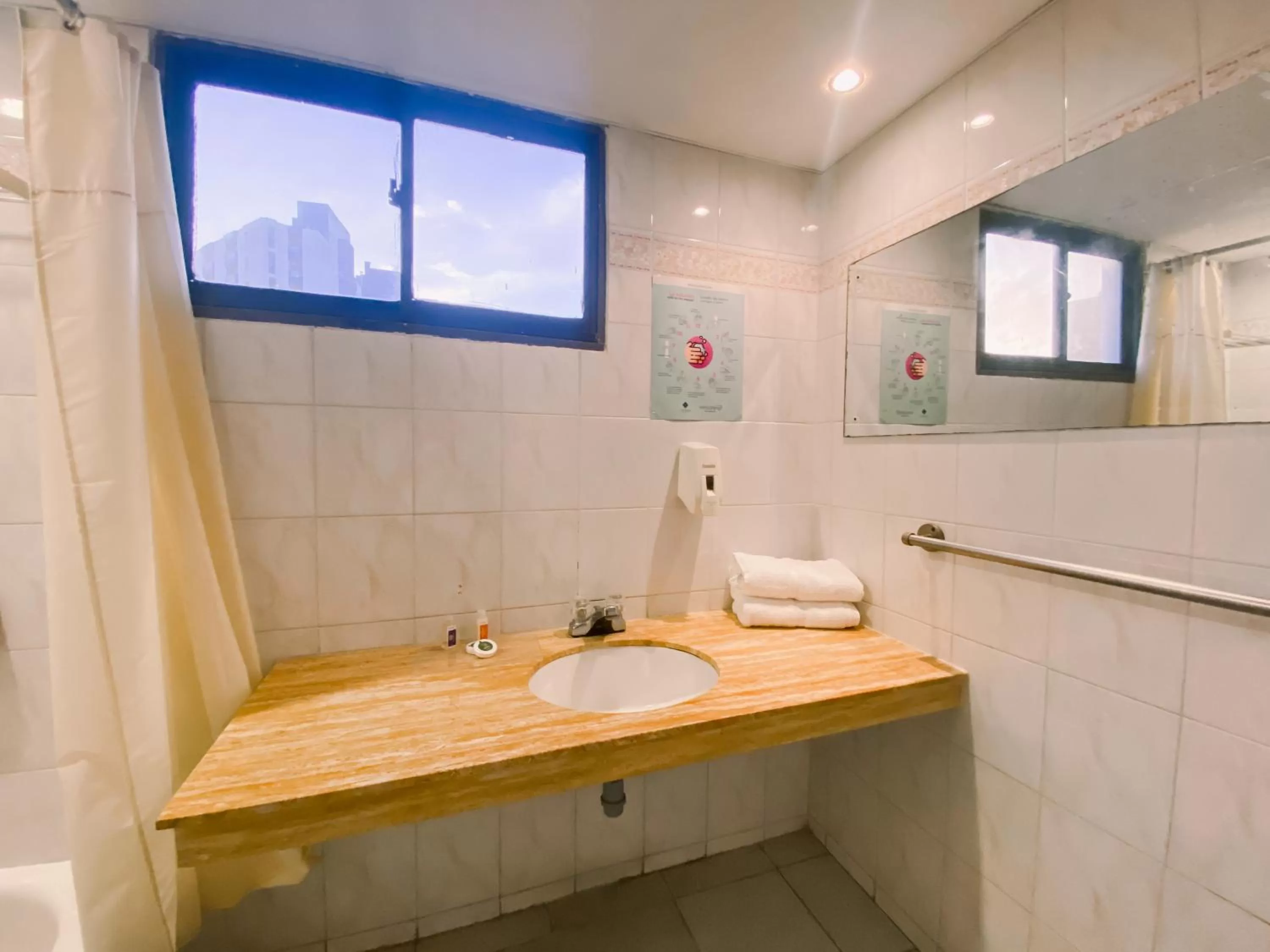Bathroom in Hotel Faranda Express Puerta Del Sol Barranquilla, A Member of Radisson Individuals
