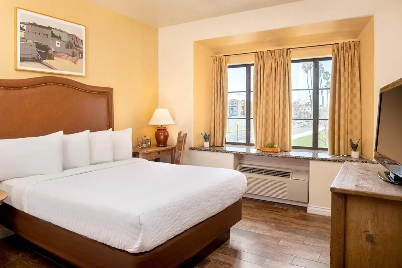 Bedroom, Bed in Clocktower Inn Ventura Bedroom, Bed in Clocktower Inn Ventura