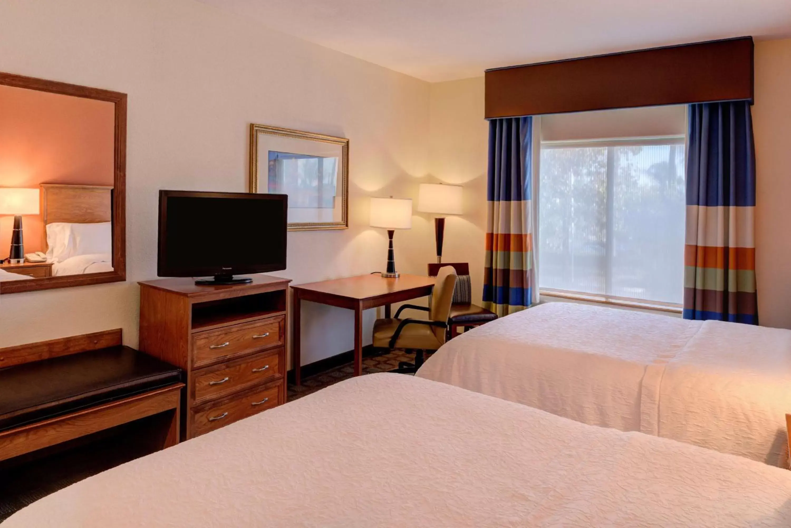 Bedroom, TV/Entertainment Center in Hampton Inn & Suites Ontario