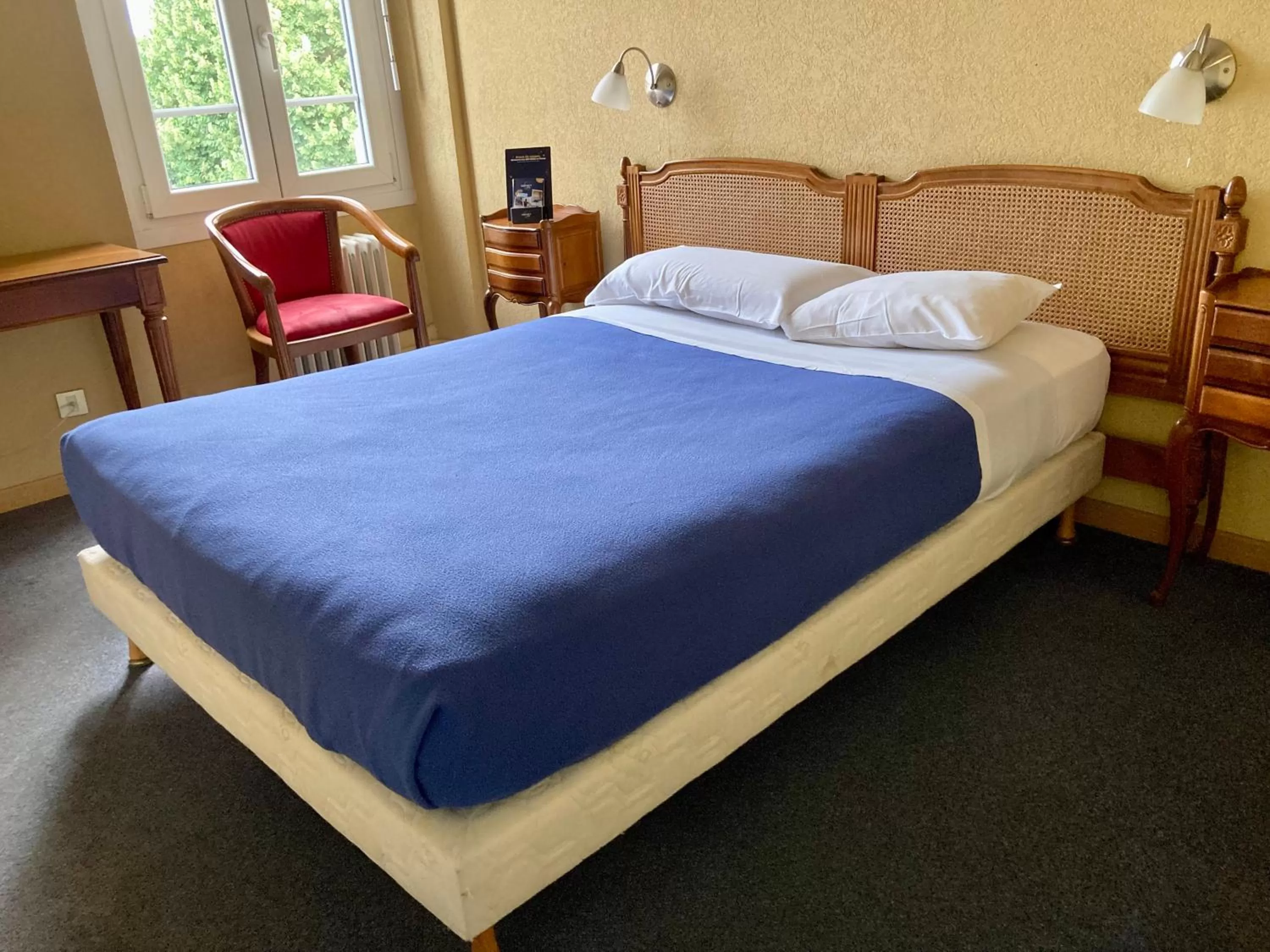 Bed in Hôtel De Champagne