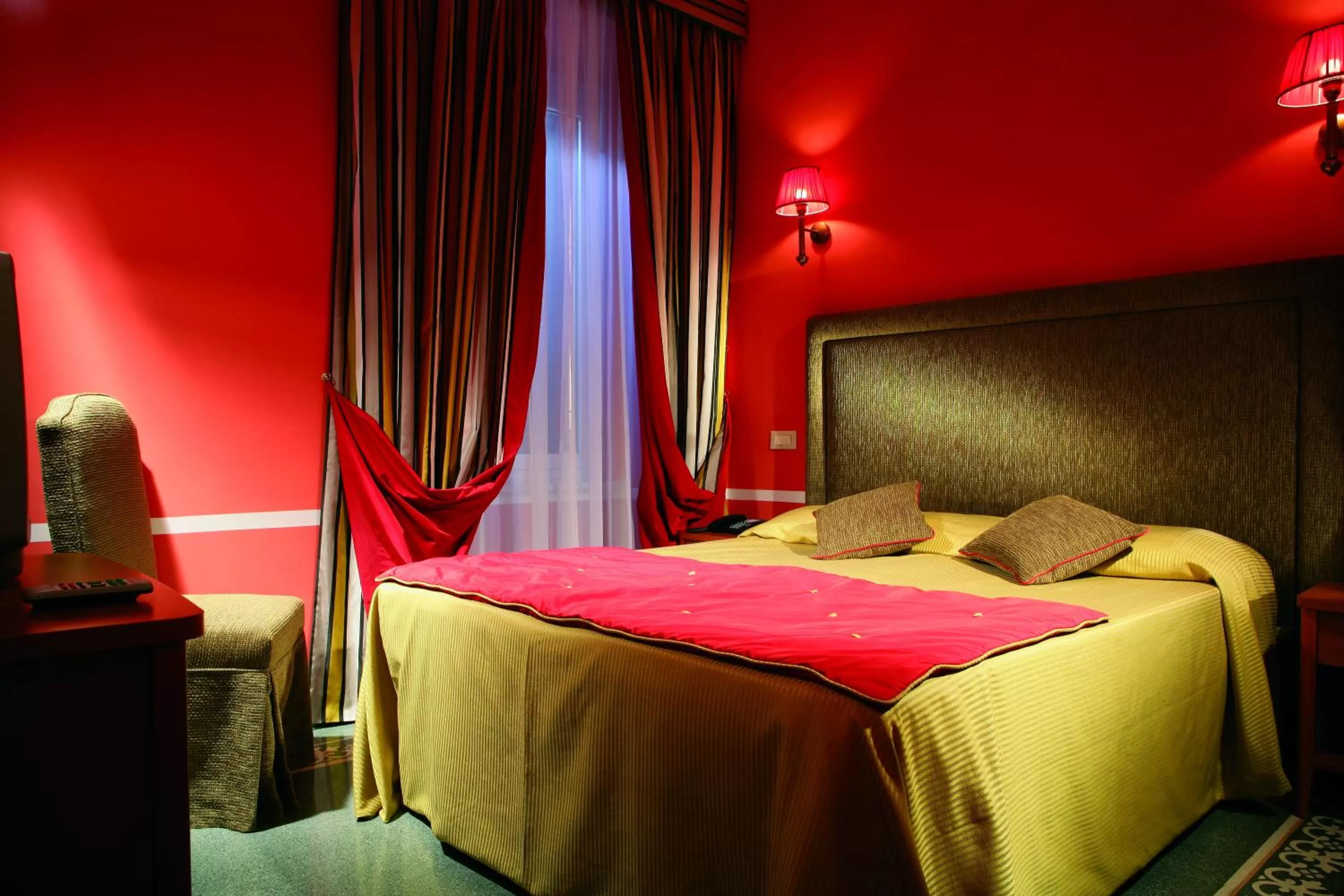 Photo of the whole room, Bed in Hotel Kennedy