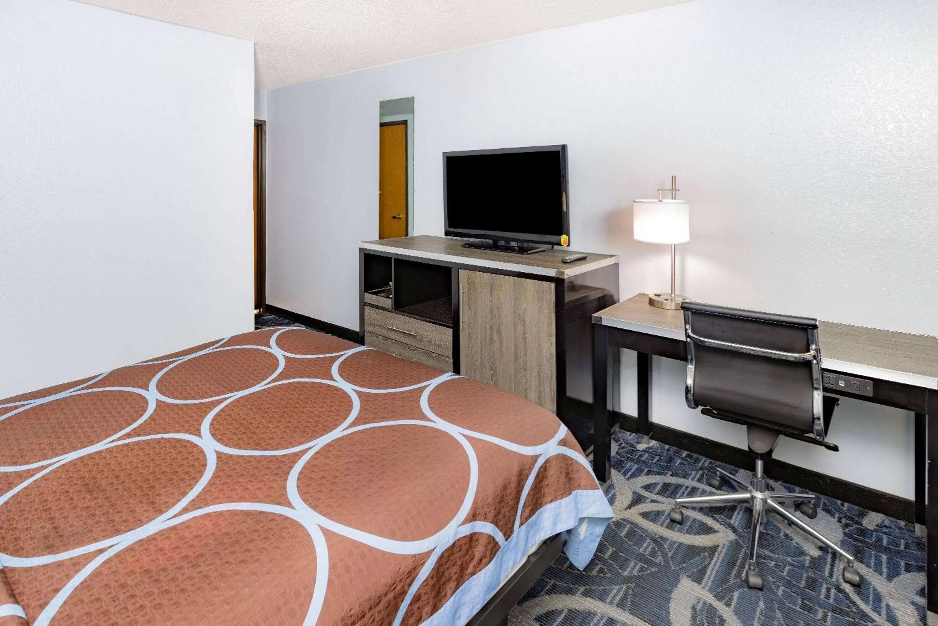 Photo of the whole room, Bed in Super 8 by Wyndham Johnstown/Gloversville