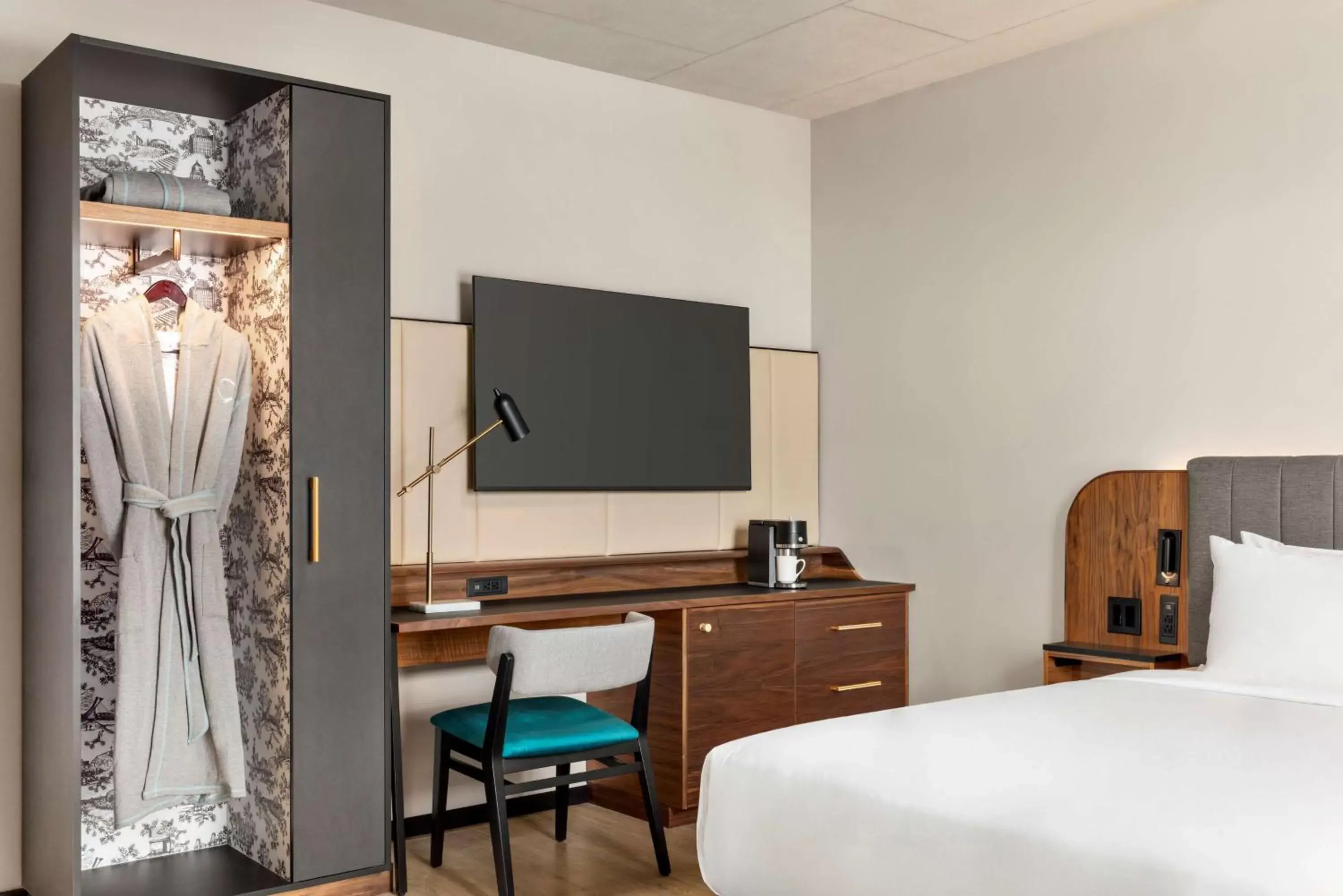 Bedroom, TV/Entertainment Center in Hyatt Centric Montreal