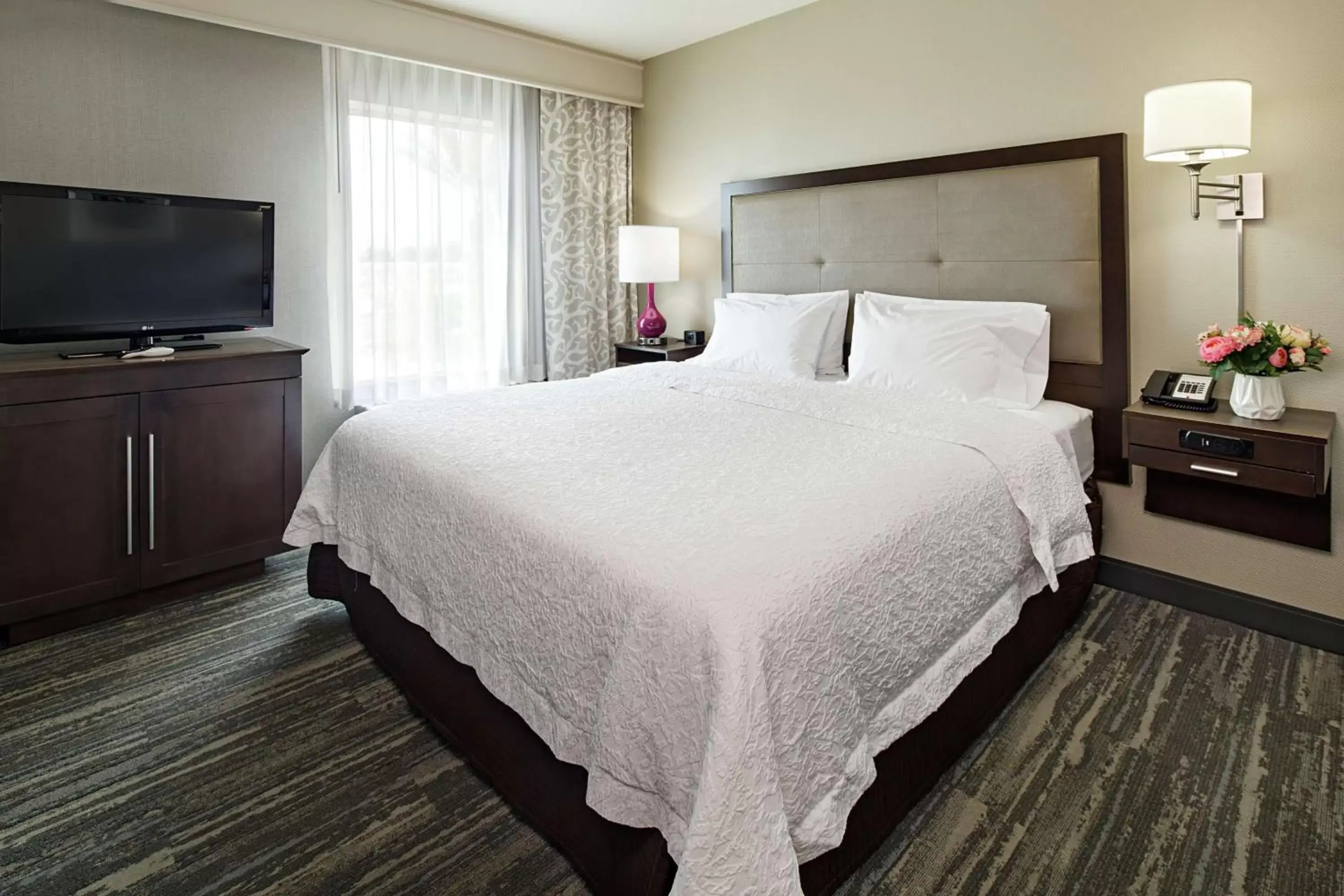 Bed in Hampton Inn & Suites Palm Desert