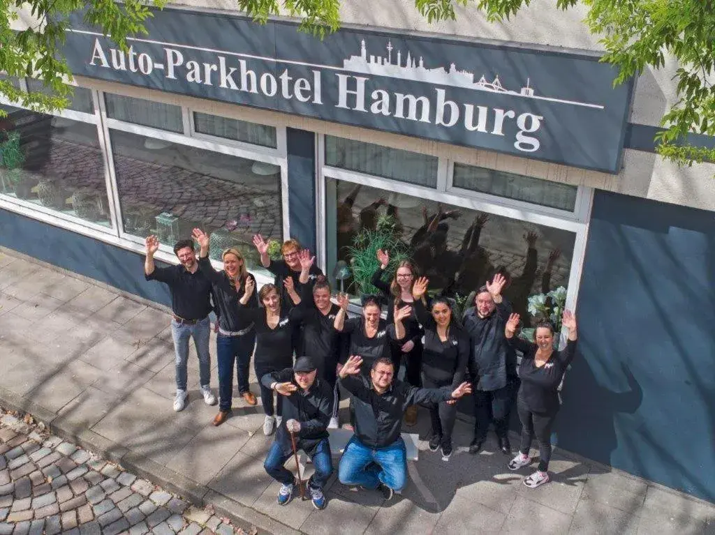 People in Auto-Parkhotel