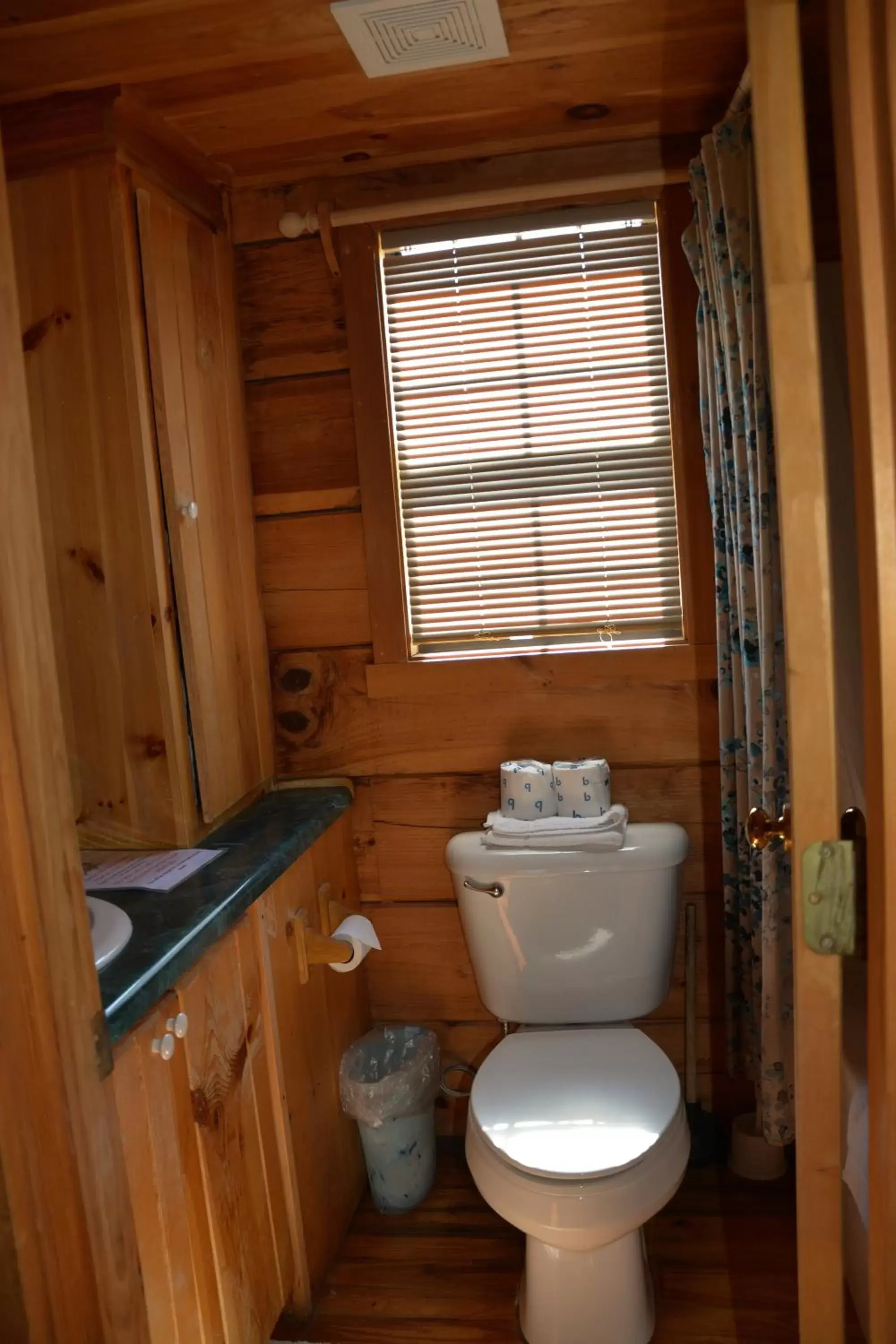 Bathroom in Camp Mack, A Guy Harvey Lodge