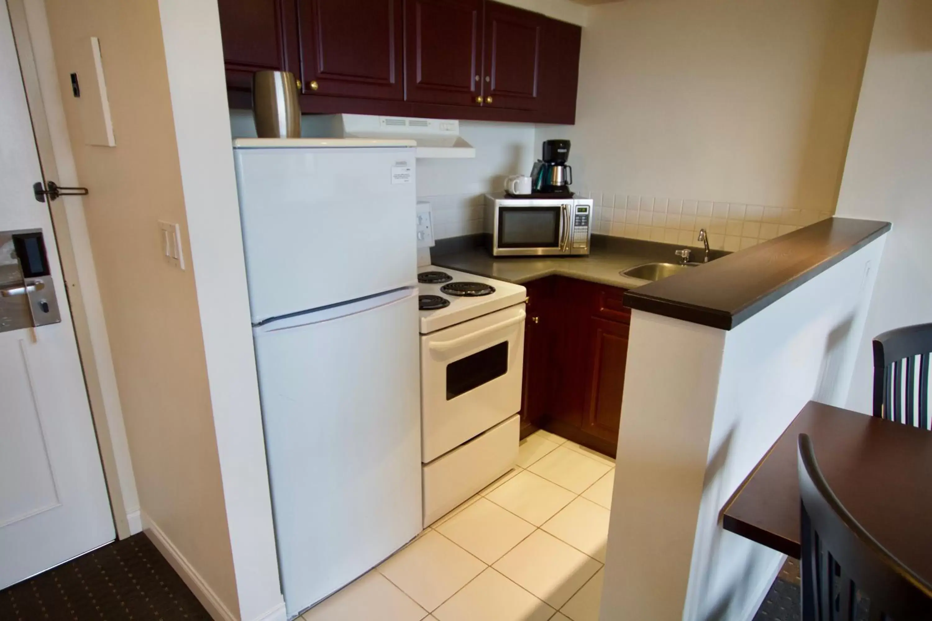 Coffee/tea facilities, Kitchen/Kitchenette in Century Plaza Hotel