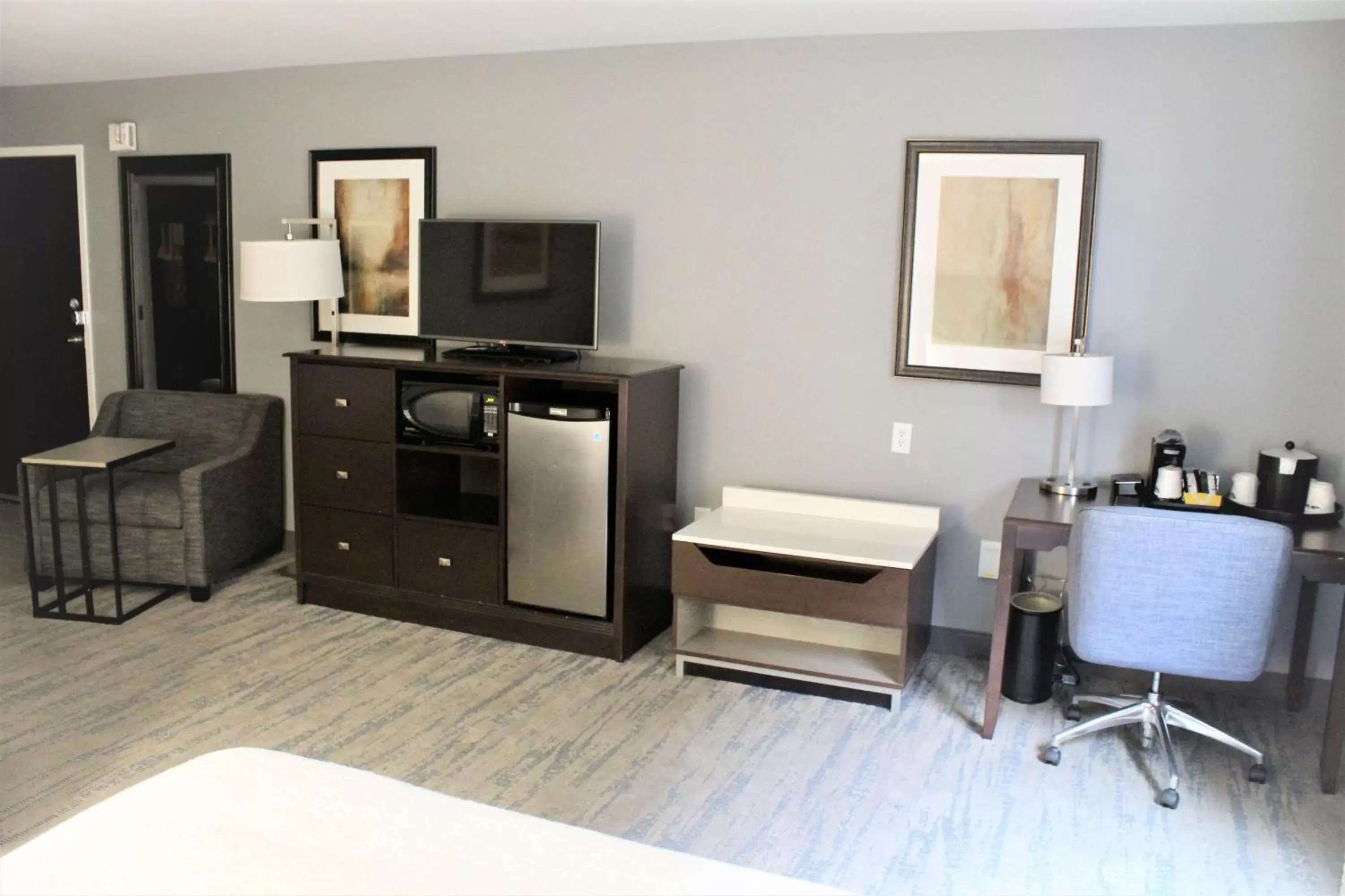 Bedroom, TV/Entertainment Center in Hampton Inn Indianapolis NW/Zionsville