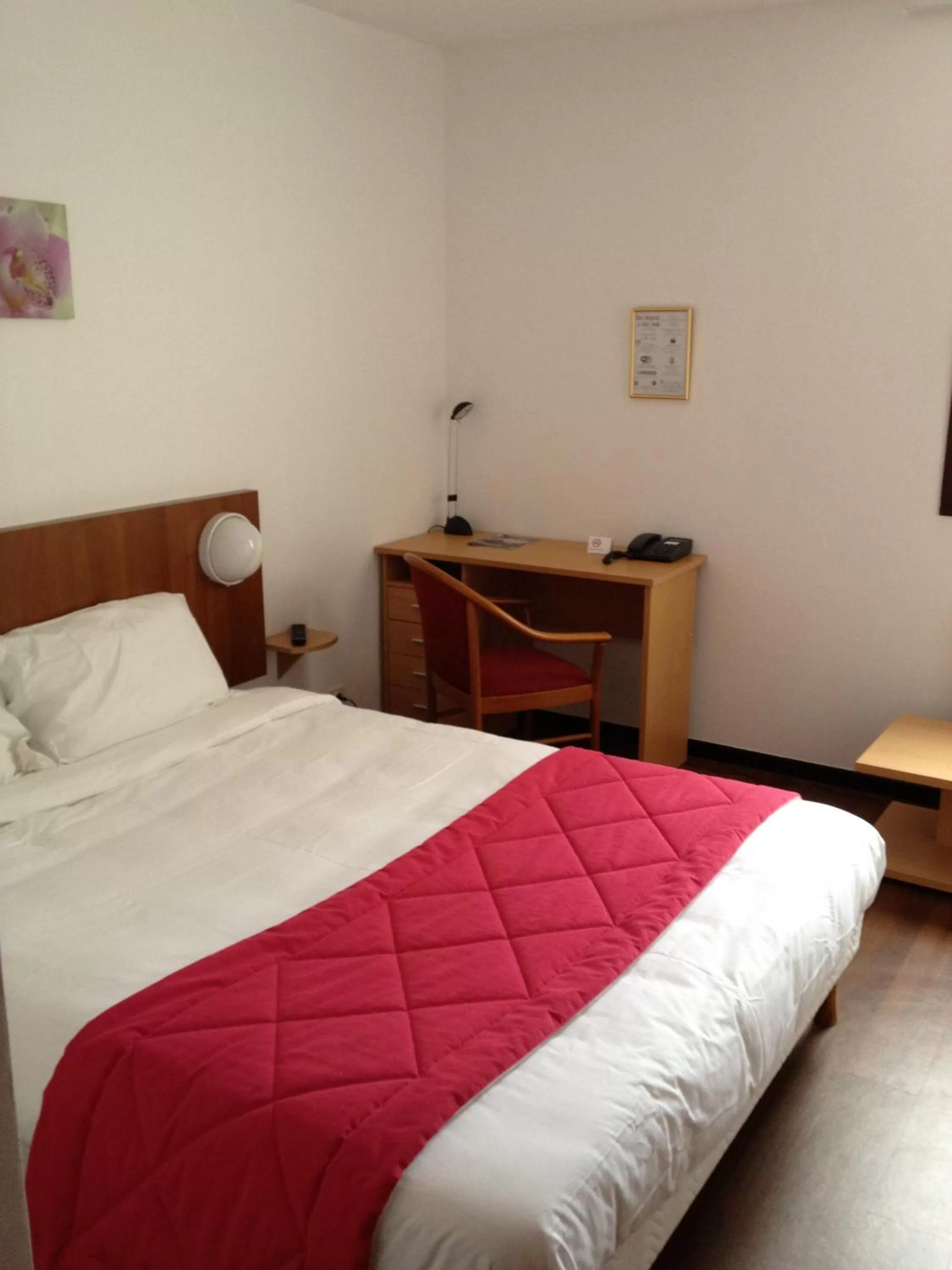 Photo of the whole room, Bed in Hôtel - Restaurant Le Saint Joseph