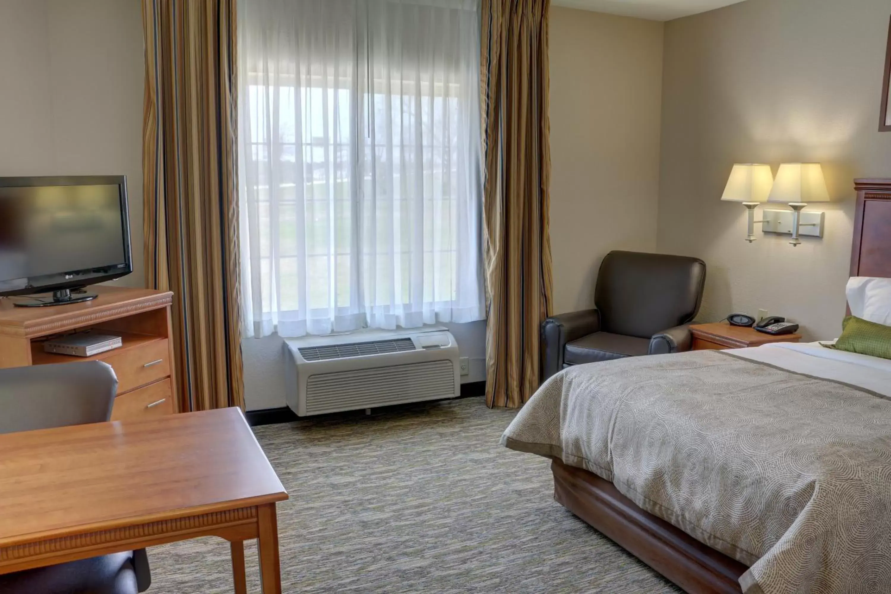 Photo of the whole room, Bed in Candlewood Suites Texarkana, an IHG Hotel