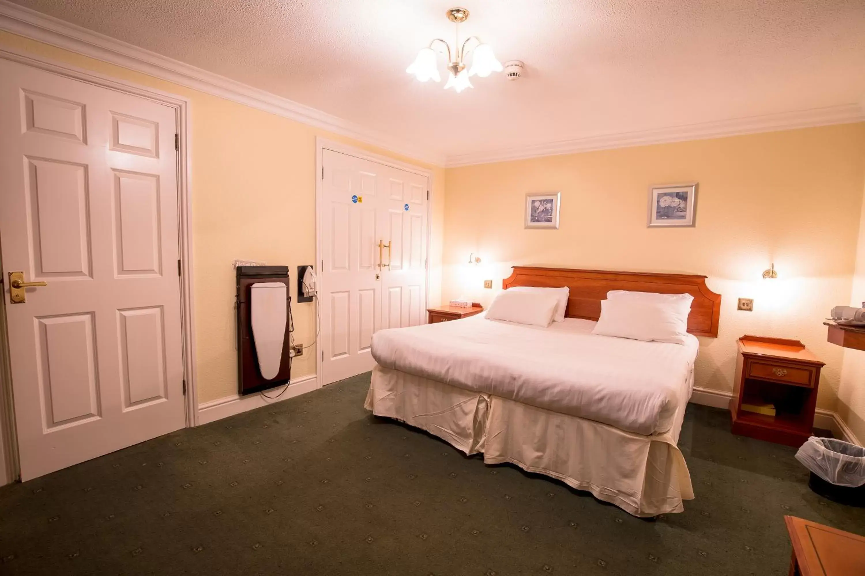 Bathroom, Bed in Harefield Manor Hotel