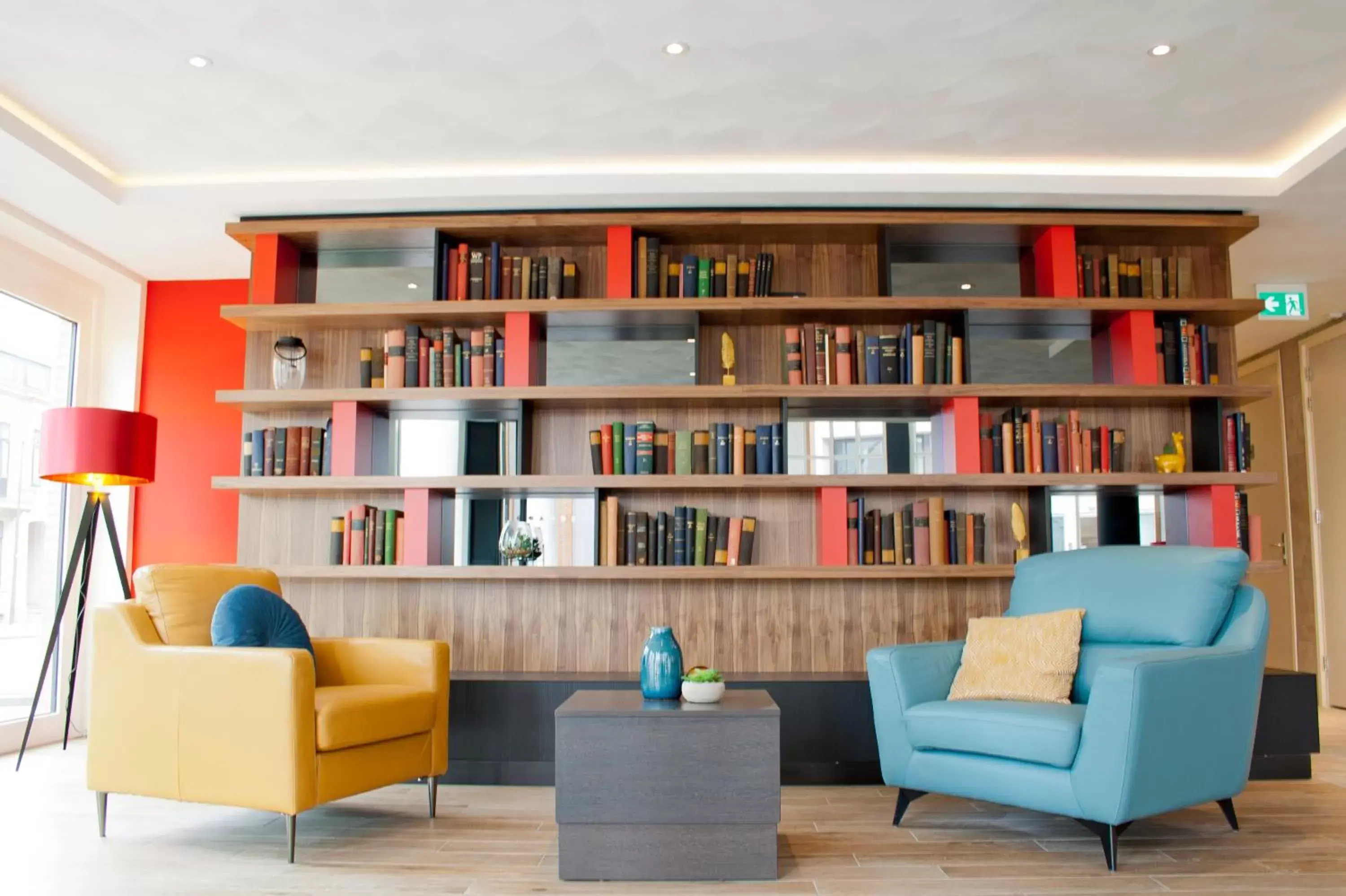 Communal lounge/ TV room, Library in Bastion Hotel Arnhem