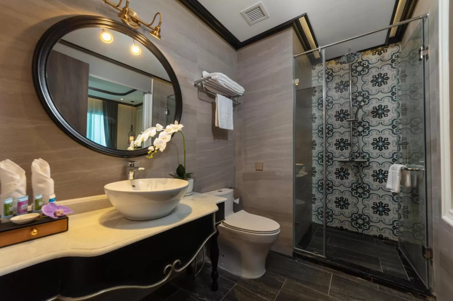 Shower in FTE Ba Dinh Hotel