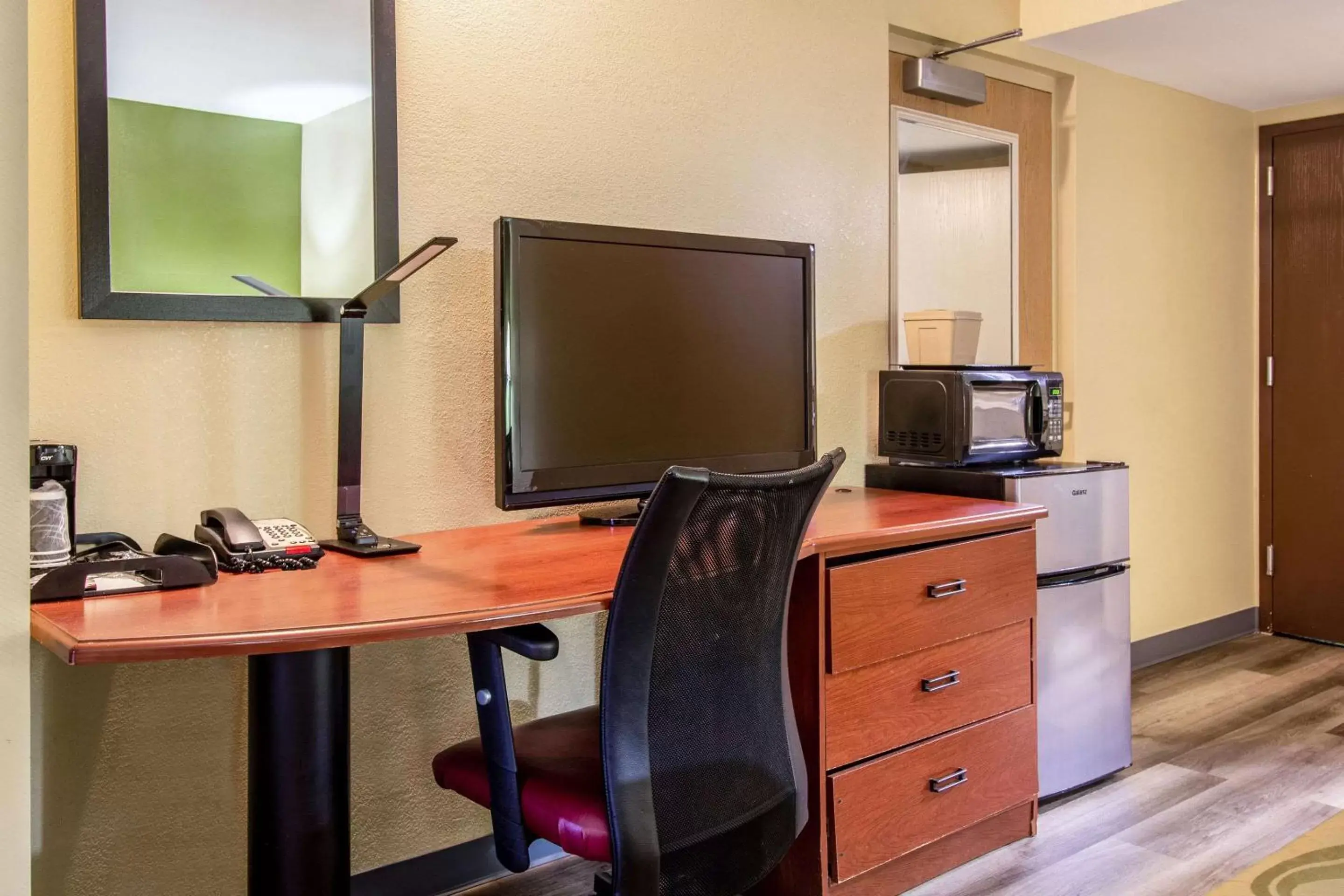 Bedroom, TV/Entertainment Center in Quality Inn Baytown - Houston East