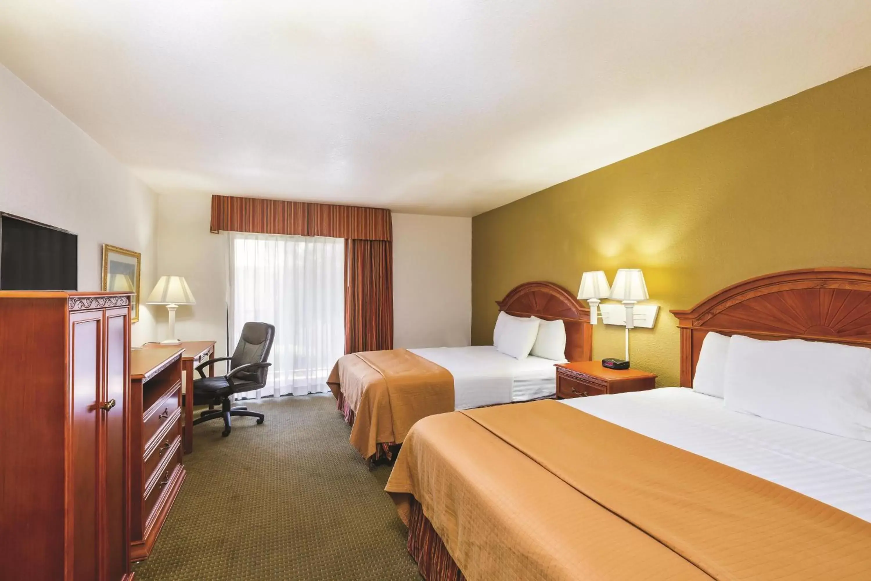 Day, Room Photo in Baymont by Wyndham Tehachapi