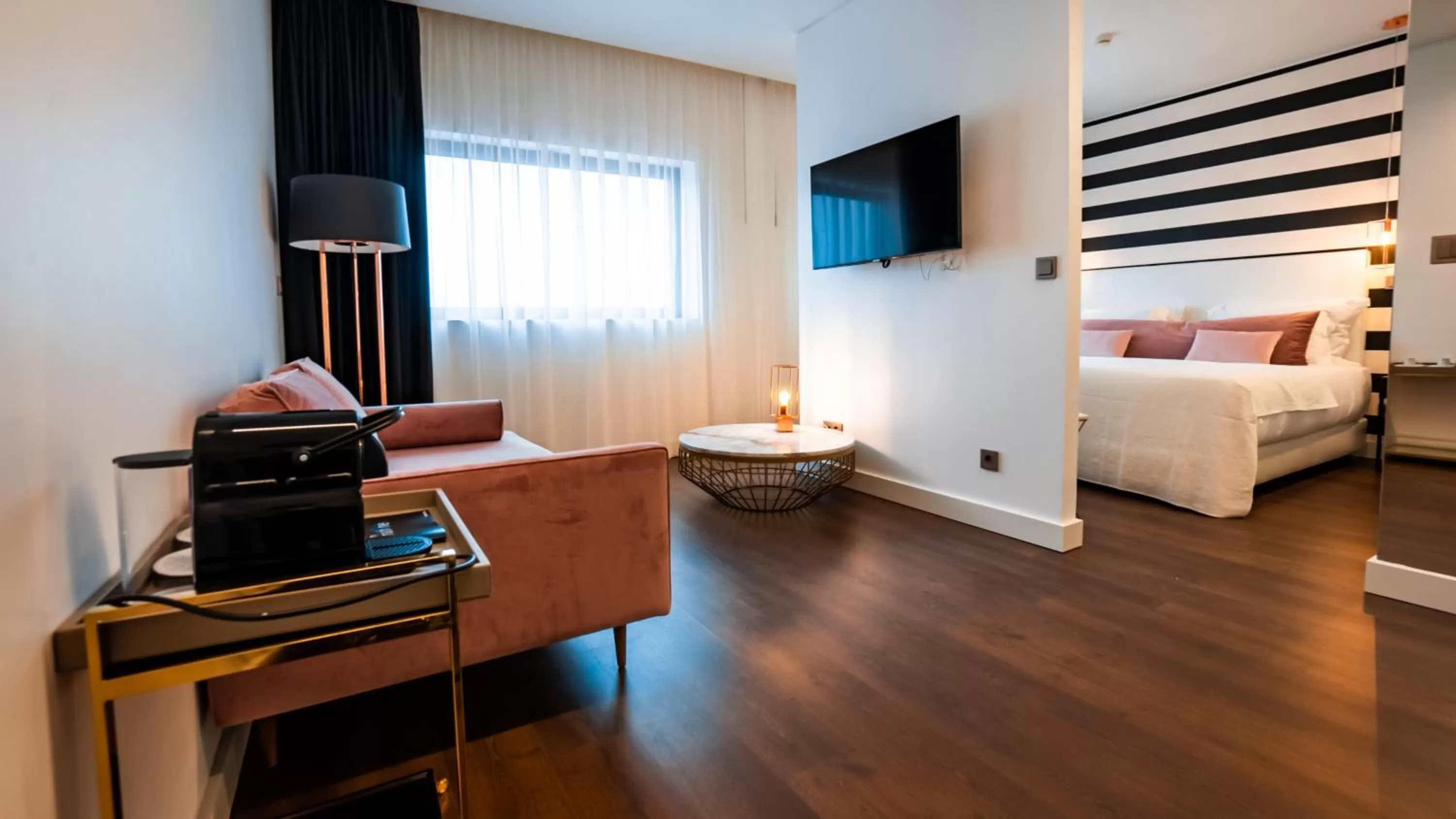 TV and multimedia, Bed in Hills Hotel Lisboa