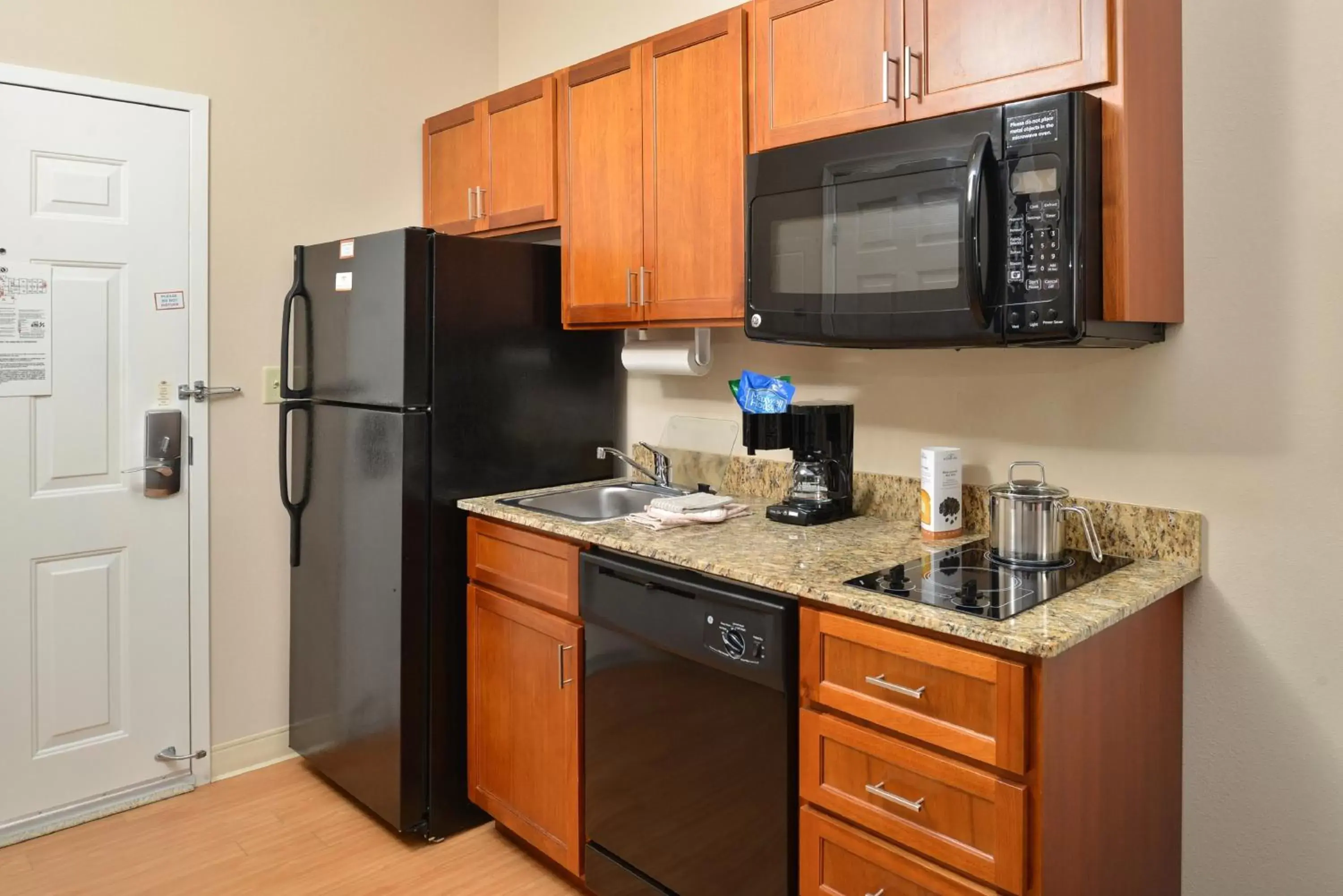 Photo of the whole room, Kitchen/Kitchenette in Candlewood Suites Chambersburg, an IHG Hotel