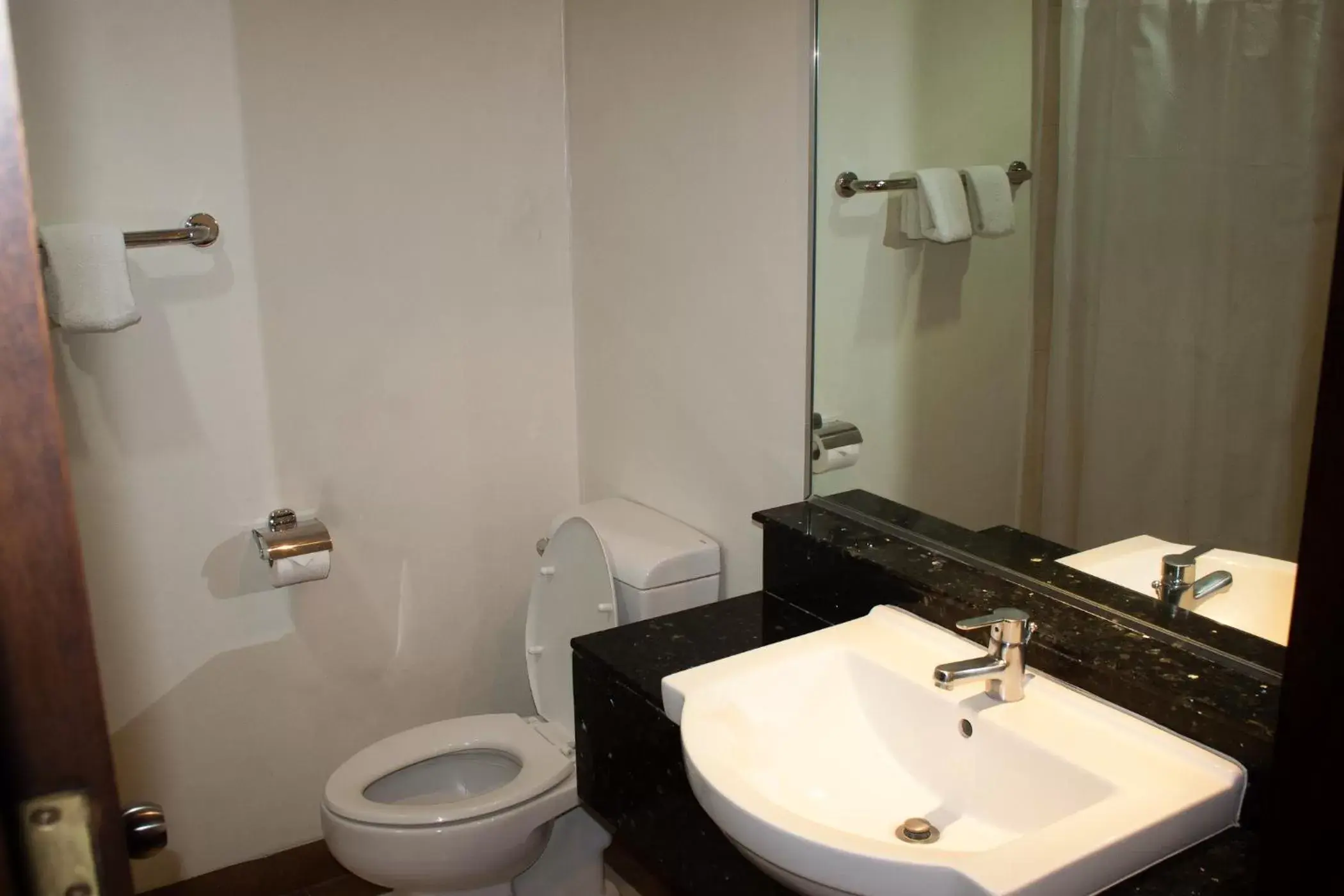 Bathroom in Circle Inn Hotel and Suites Bacolod