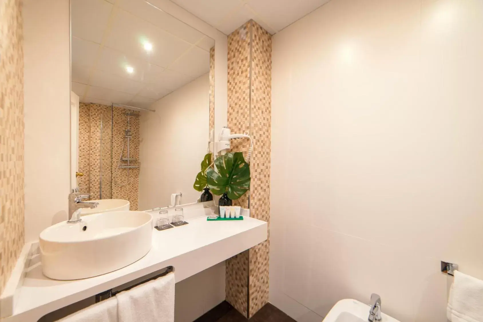 Bathroom in Hotel Cetina Murcia