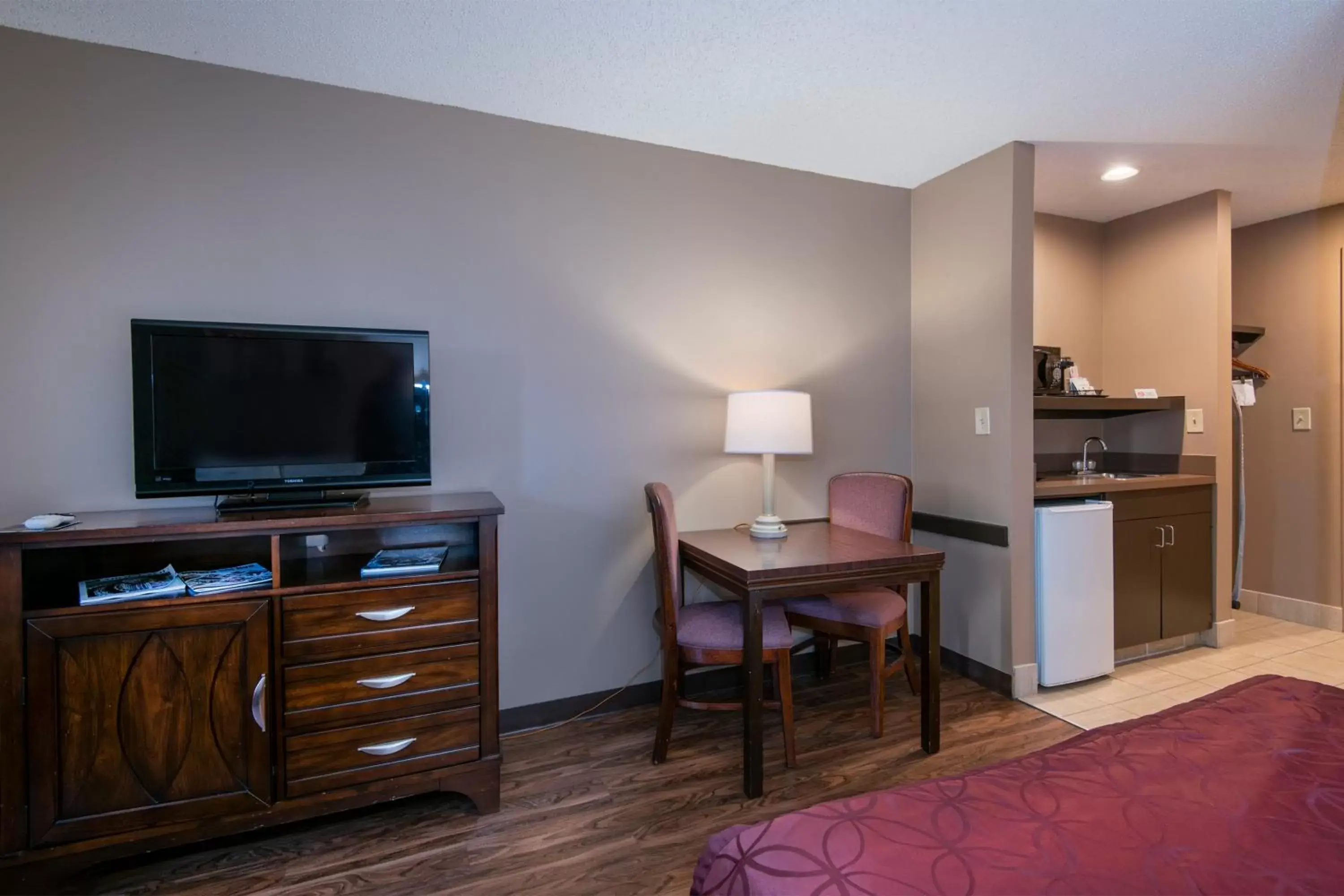 Guests, TV/Entertainment Center in Guest Inn & Suites - Midtown Medical Center