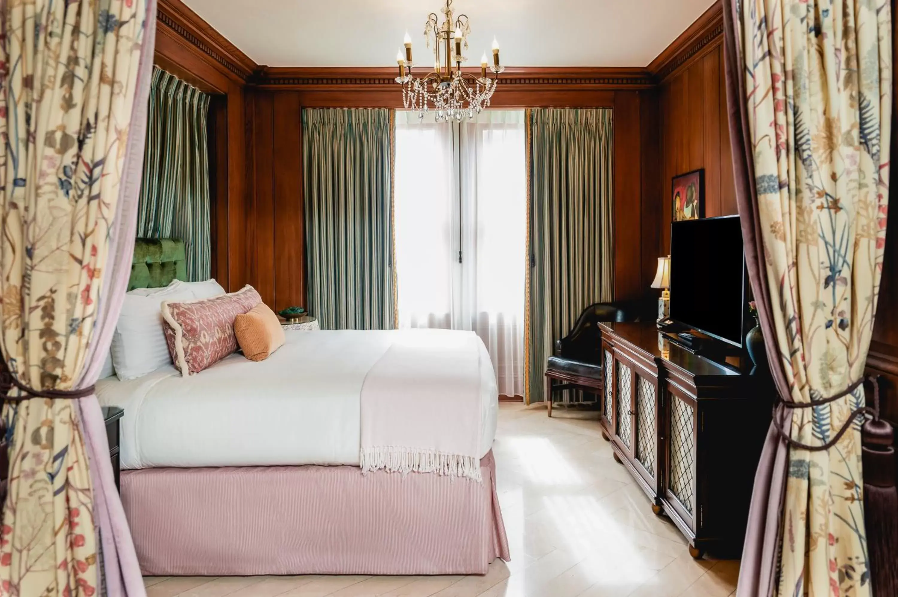 Bedroom, Bed in Pontchartrain Hotel St. Charles Avenue