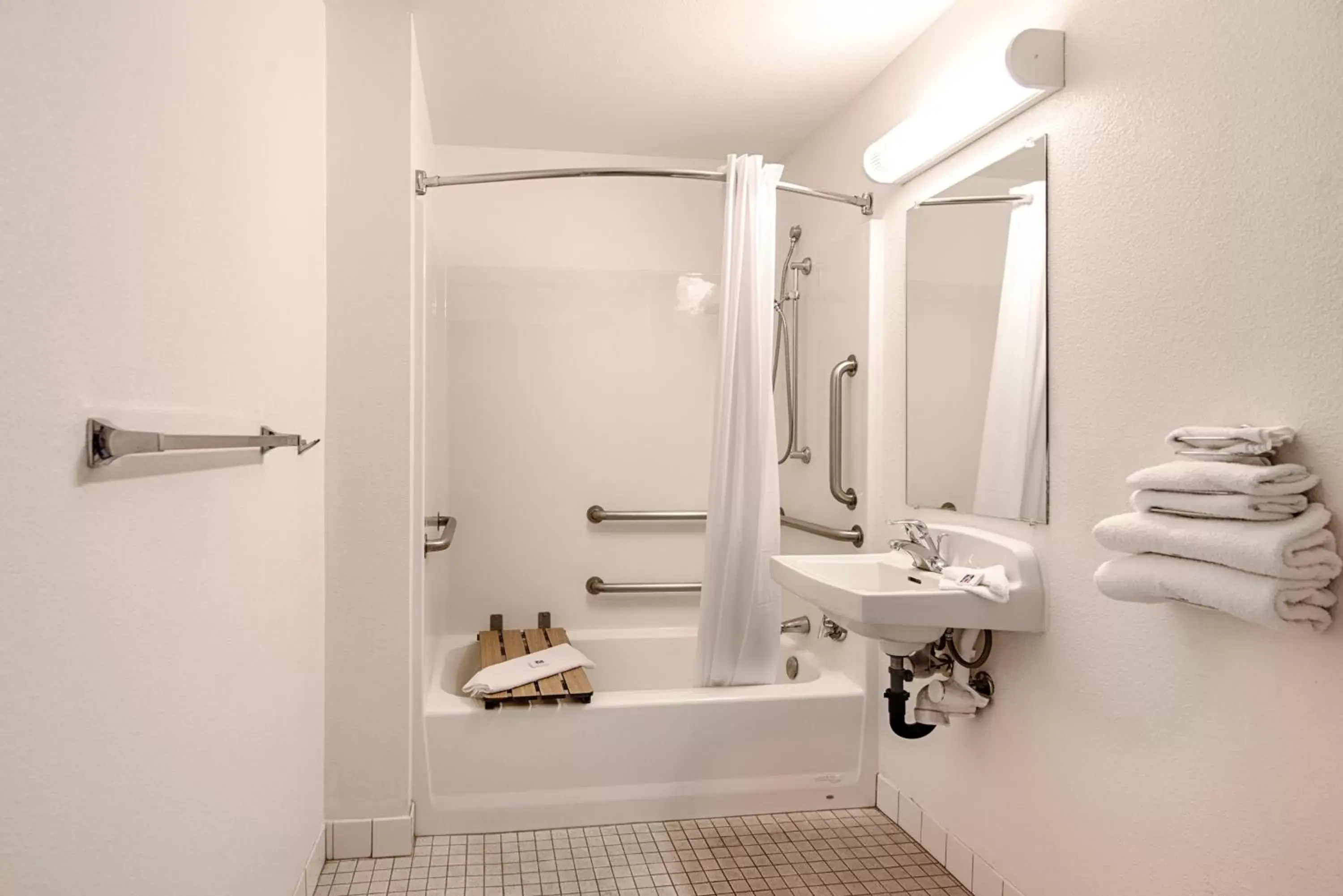 Shower, Bathroom in Motel 6-Winnemucca, NV